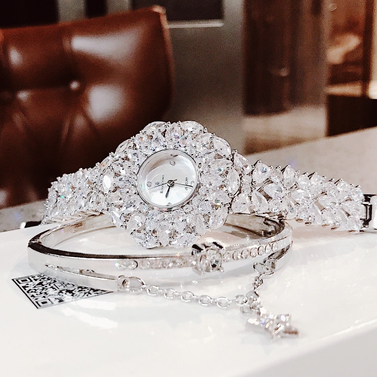 Đồng Hồ Royal Crown Đính Đá Trắng |Nữ Giới |Tựa Bông Hoa |Lắc Tay Silver |Máy Pin (Quartz) |Size 36mm |donghogiatot.vn