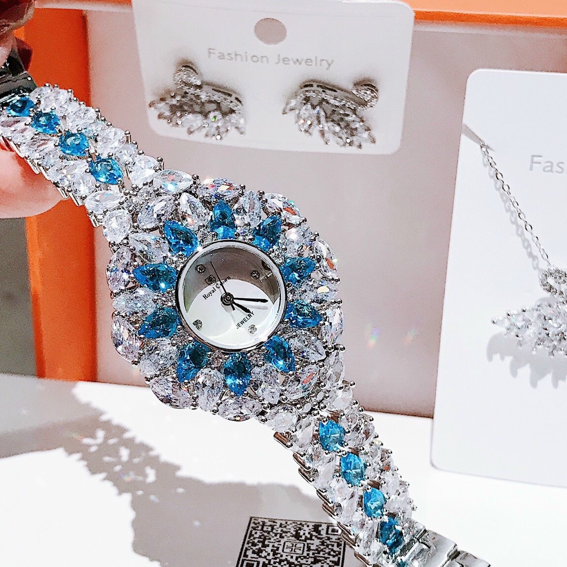 Đồng Hồ Royal Crown Đính Đá Xanh Dương |Nữ Giới |Tựa Bông Hoa |Lắc Tay Silver |Máy Pin (Quartz) |Size 36mm |donghogiatot.vn