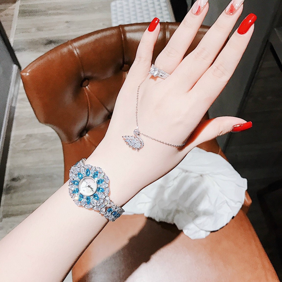 Đồng Hồ Royal Crown Đính Đá Xanh Dương |Nữ Giới |Tựa Bông Hoa |Lắc Tay Silver |Máy Pin (Quartz) |Size 36mm |donghogiatot.vn