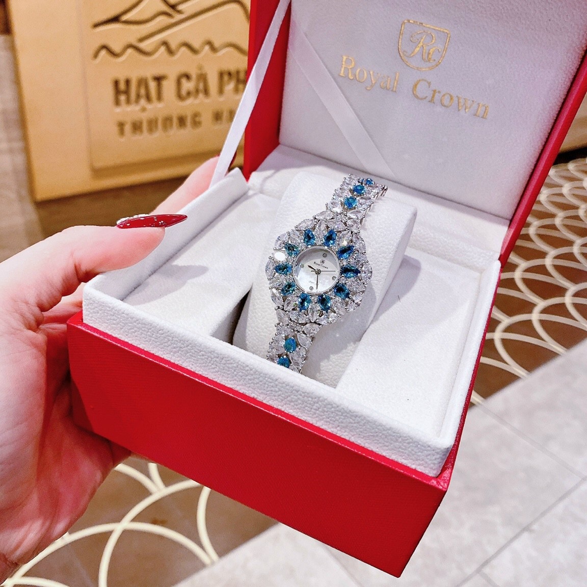 Đồng Hồ Royal Crown Đính Đá Xanh Dương |Nữ Giới |Tựa Bông Hoa |Lắc Tay Silver |Máy Pin (Quartz) |Size 36mm |donghogiatot.vn