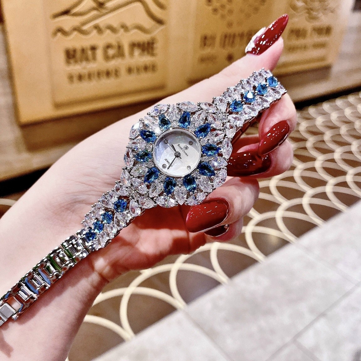 Đồng Hồ Royal Crown Đính Đá Xanh Dương |Nữ Giới |Tựa Bông Hoa |Lắc Tay Silver |Máy Pin (Quartz) |Size 36mm |donghogiatot.vn