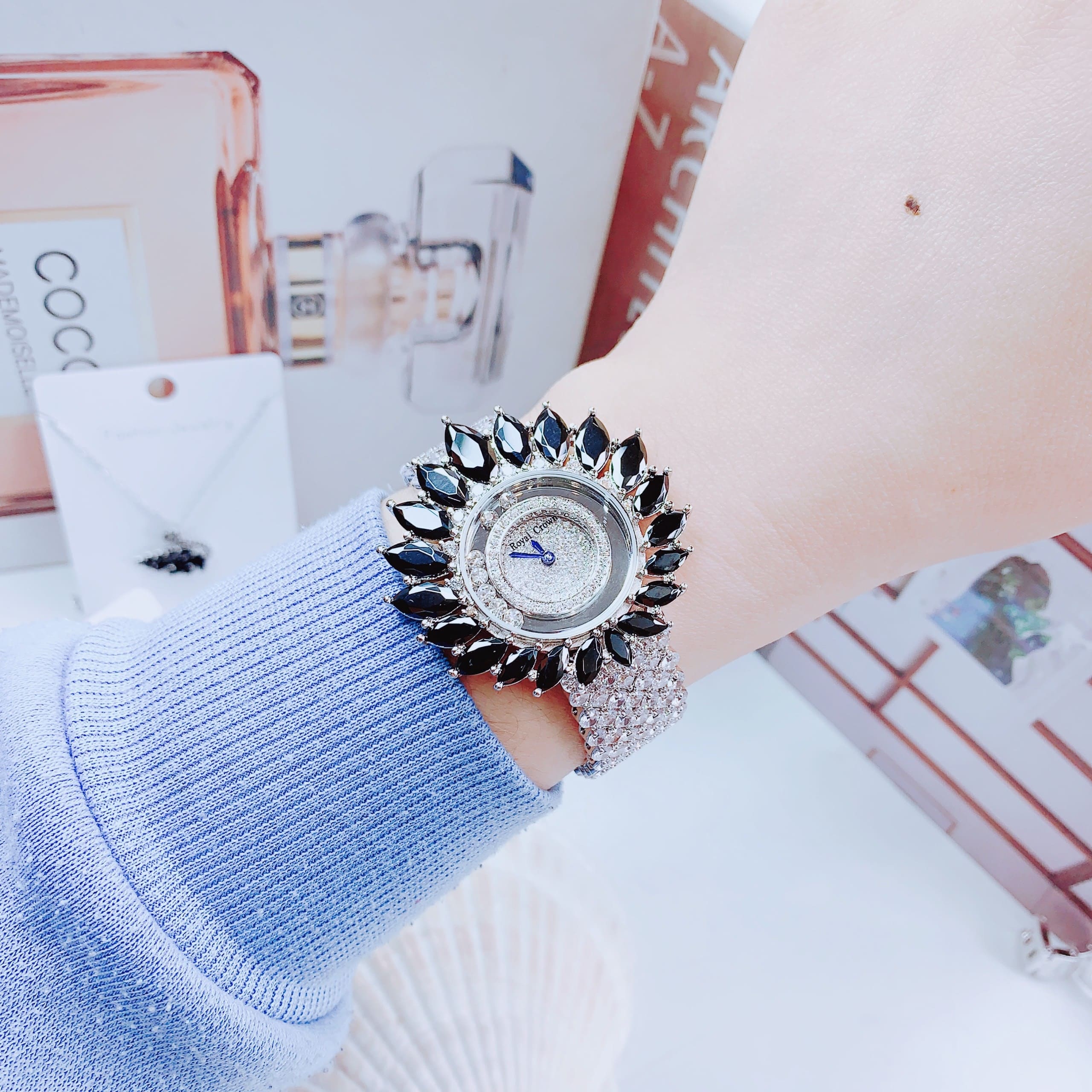 Đồng Hồ Royal Crown Đính Pha Lê Đen |Nữ Giới |Dây Kim Loại Đính Đá |Máy Pin (Quartz) |Size 38mm |donghogiatot.vn