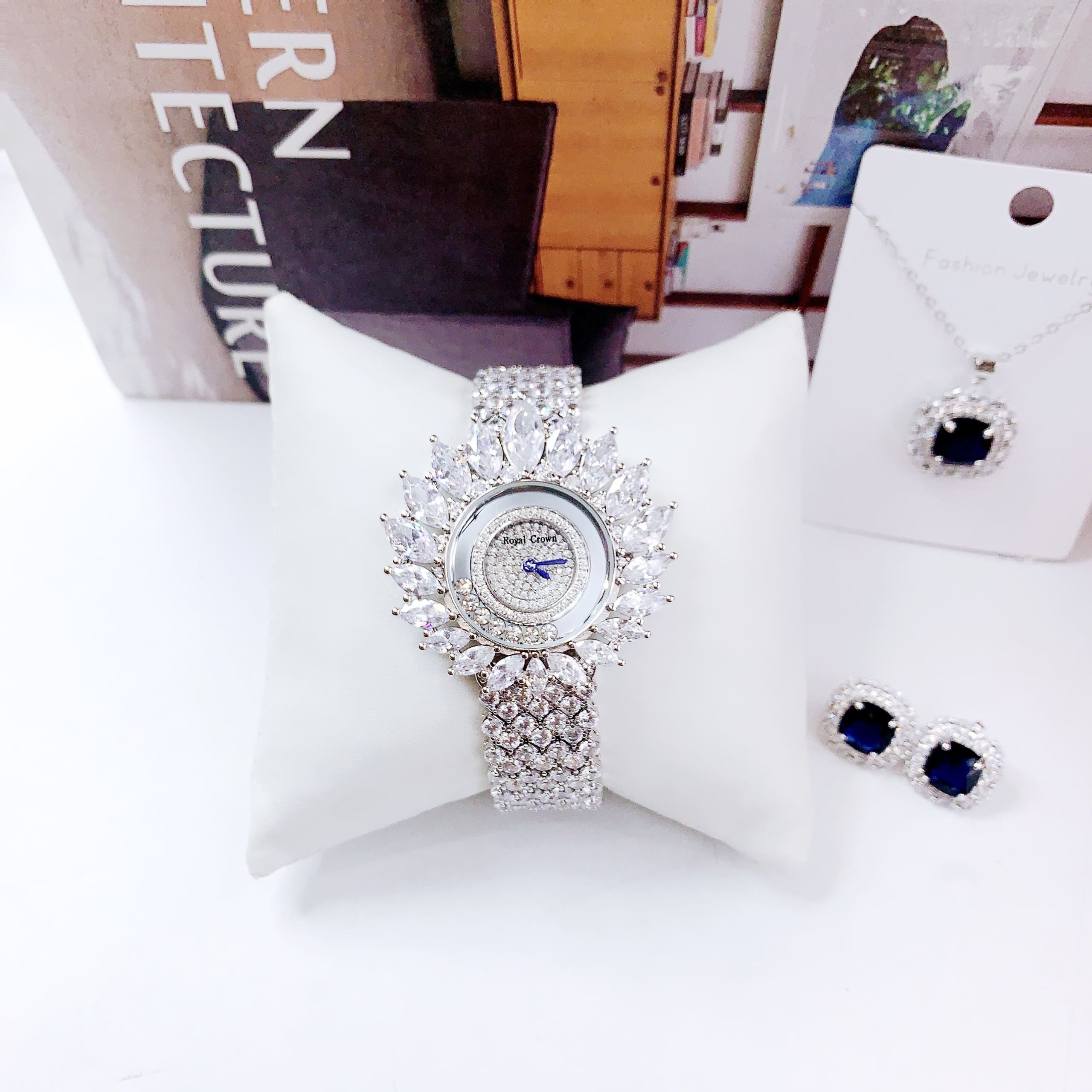 Đồng Hồ Royal Crown Đính Pha Lê Trắng |Nữ Giới |Dây Kim Loại Đính Đá |Máy Pin (Quartz) |Size 38mm |donghogiatot.vn