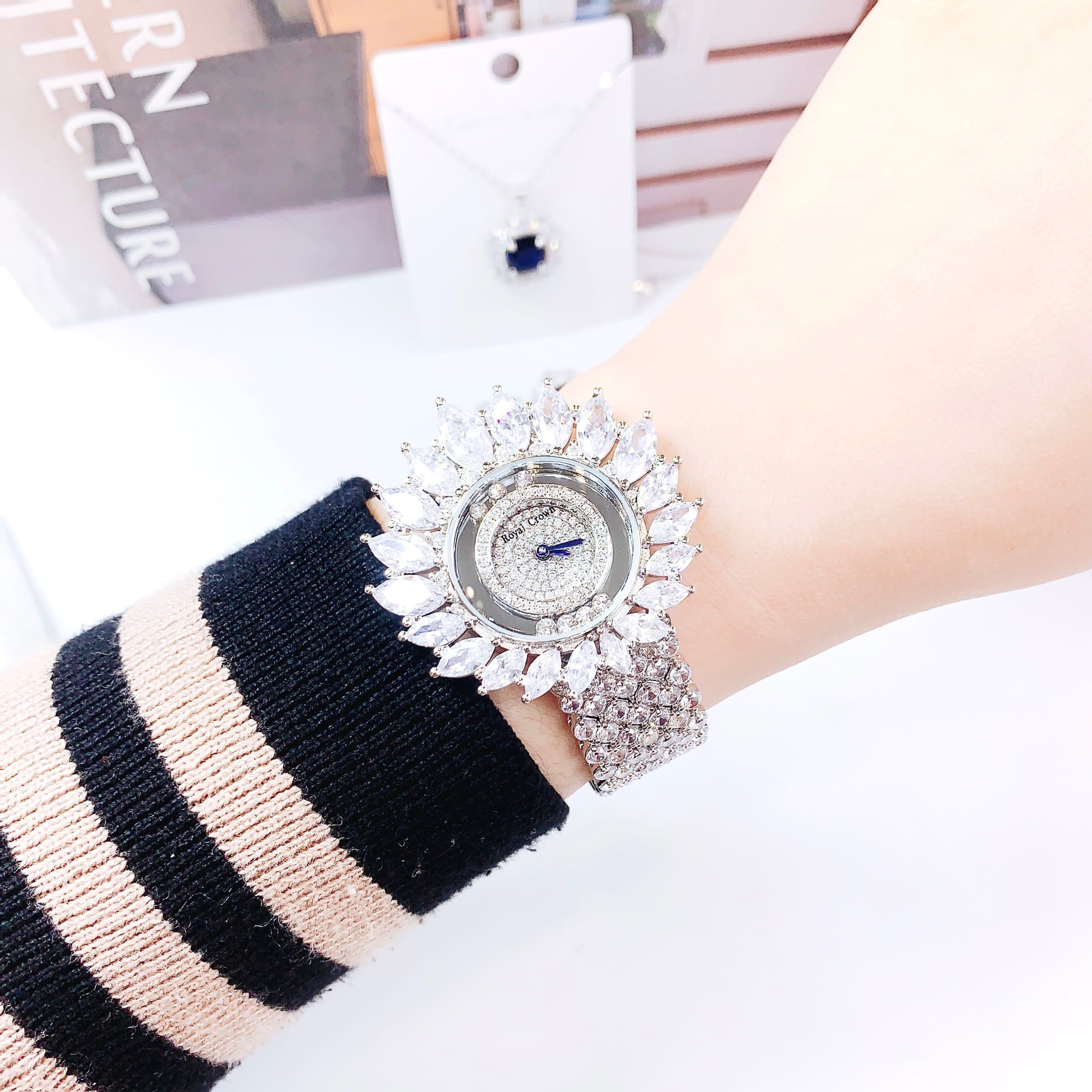 Đồng Hồ Royal Crown Đính Pha Lê Trắng |Nữ Giới |Dây Kim Loại Đính Đá |Máy Pin (Quartz) |Size 38mm |donghogiatot.vn