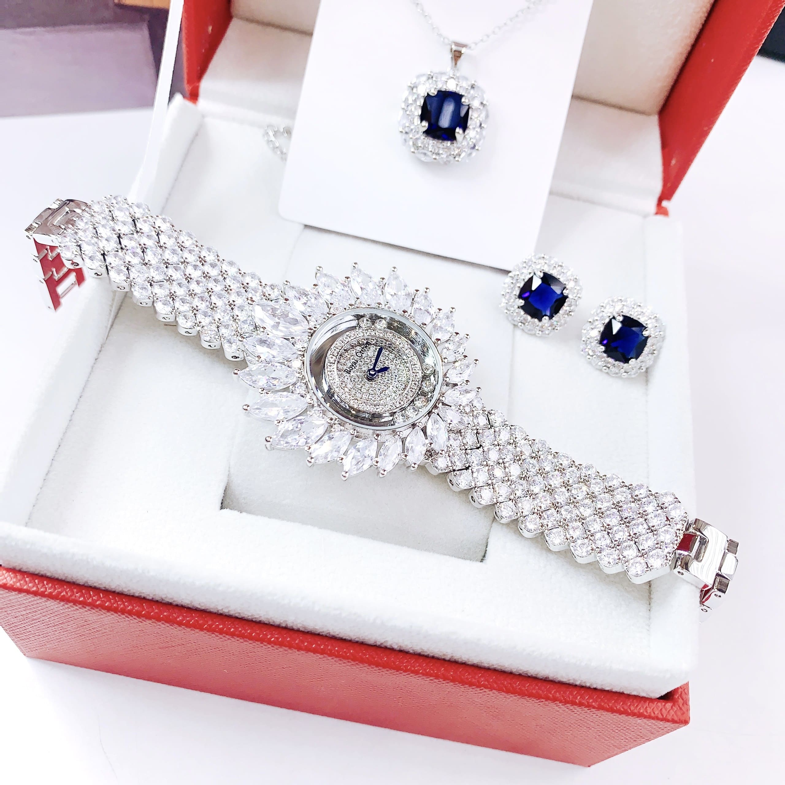Đồng Hồ Royal Crown Đính Pha Lê Trắng |Nữ Giới |Dây Kim Loại Đính Đá |Máy Pin (Quartz) |Size 38mm |donghogiatot.vn