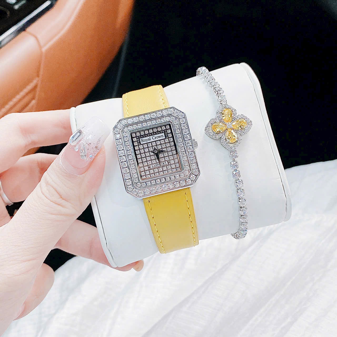 Đồng Hồ Royal Crown Full Đá |Nữ Giới |Mặt Vuông |Dây Da Vàng |Máy Pin (Quartz) |Size 32mm |donghogiatot.vn
