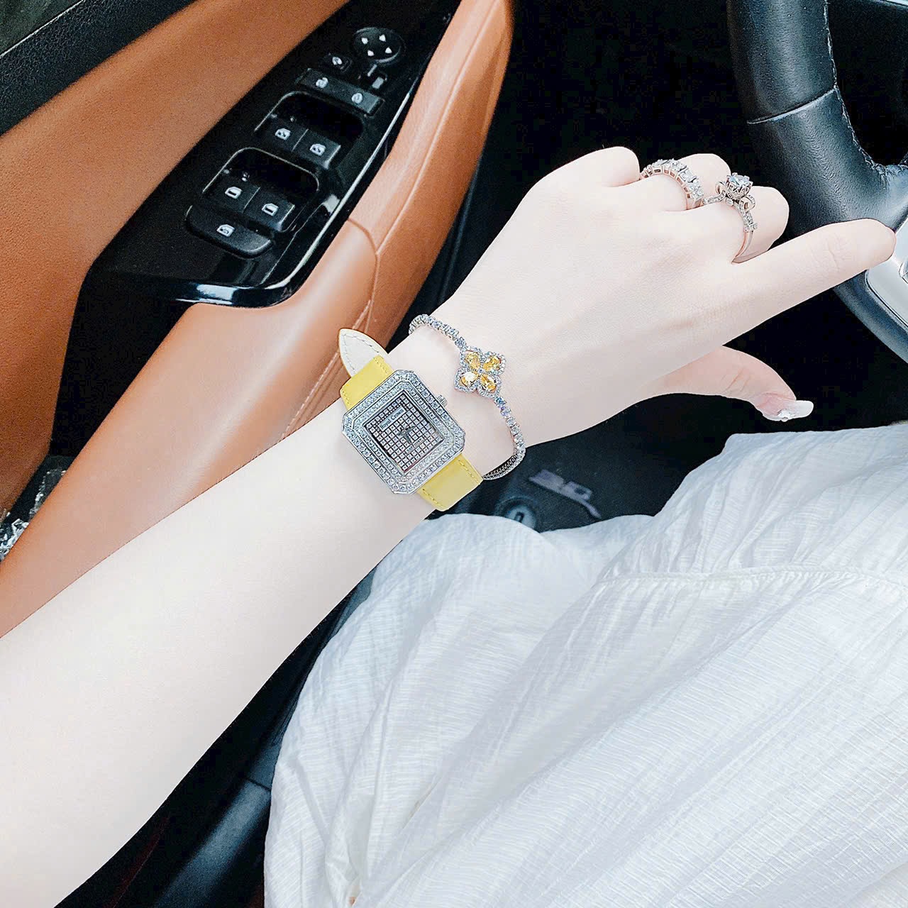 Đồng Hồ Royal Crown Full Đá |Nữ Giới |Mặt Vuông |Dây Da Vàng |Máy Pin (Quartz) |Size 32mm |donghogiatot.vn