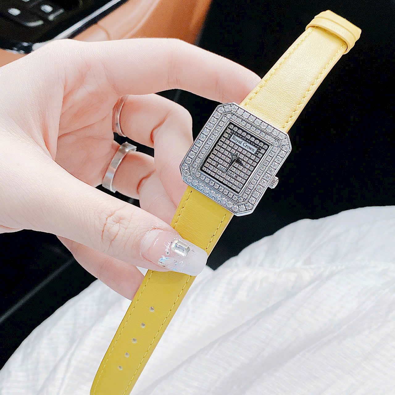 Đồng Hồ Royal Crown Full Đá |Nữ Giới |Mặt Vuông |Dây Da Vàng |Máy Pin (Quartz) |Size 32mm |donghogiatot.vn