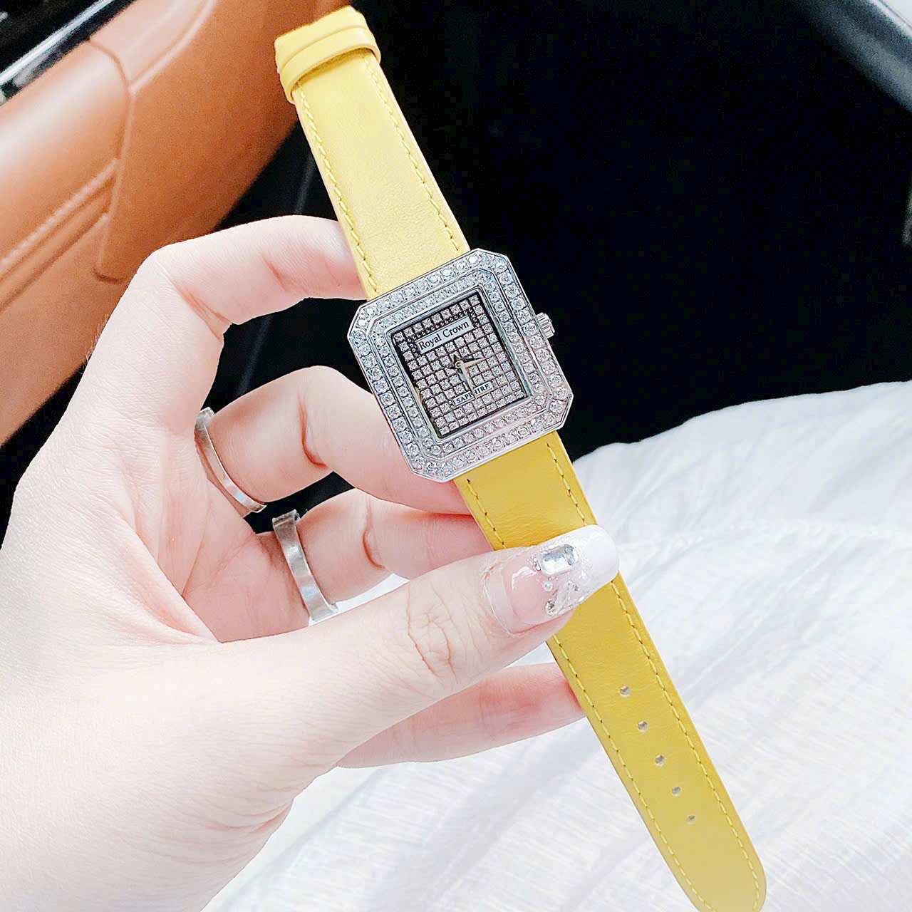 Đồng Hồ Royal Crown Full Đá |Nữ Giới |Mặt Vuông |Dây Da Vàng |Máy Pin (Quartz) |Size 32mm |donghogiatot.vn