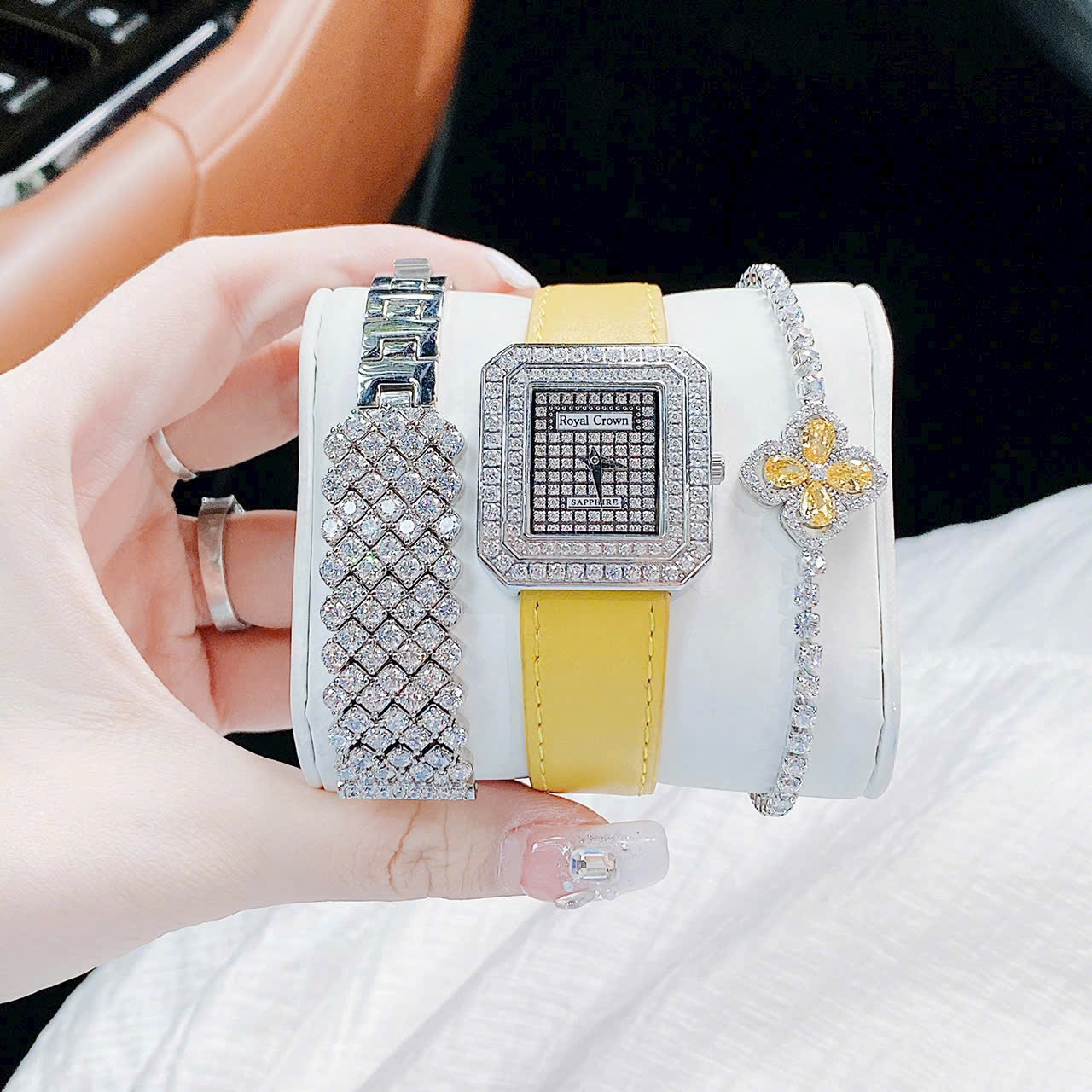 Đồng Hồ Royal Crown Full Đá |Nữ Giới |Mặt Vuông |Dây Da Vàng |Máy Pin (Quartz) |Size 32mm |donghogiatot.vn