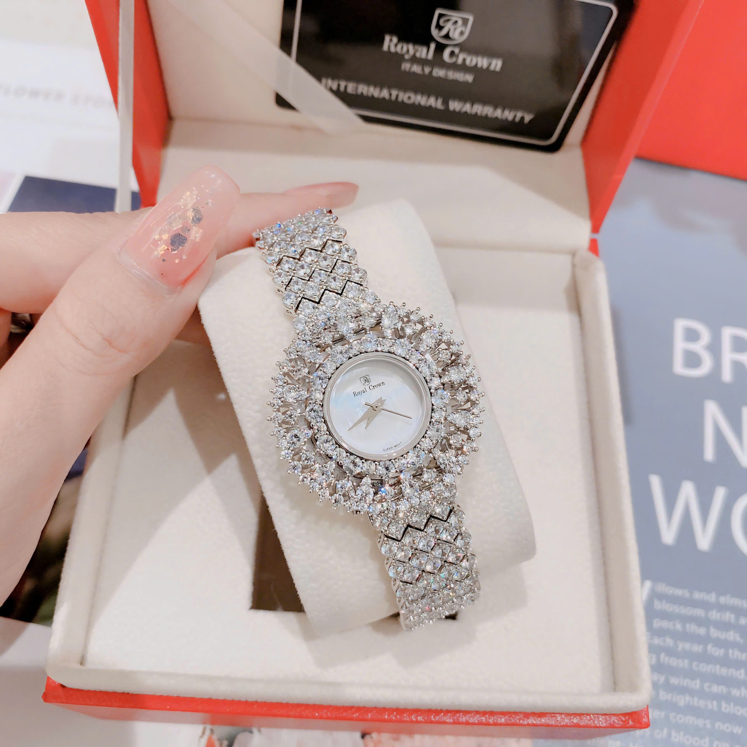 Đồng Hồ Royal Crown Hoa Tuyết |Nữ Giới |Mặt Xà Cừ |Dây Kim Loại Đính Đá |Máy Pin (Quartz) |Size 36mm |donghogiatot.vn