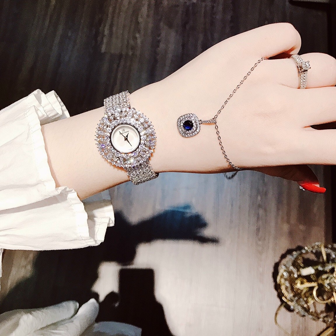 Đồng Hồ Royal Crown Hoa Tuyết |Nữ Giới |Mặt Xà Cừ |Dây Kim Loại Đính Đá |Máy Pin (Quartz) |Size 36mm |donghogiatot.vn