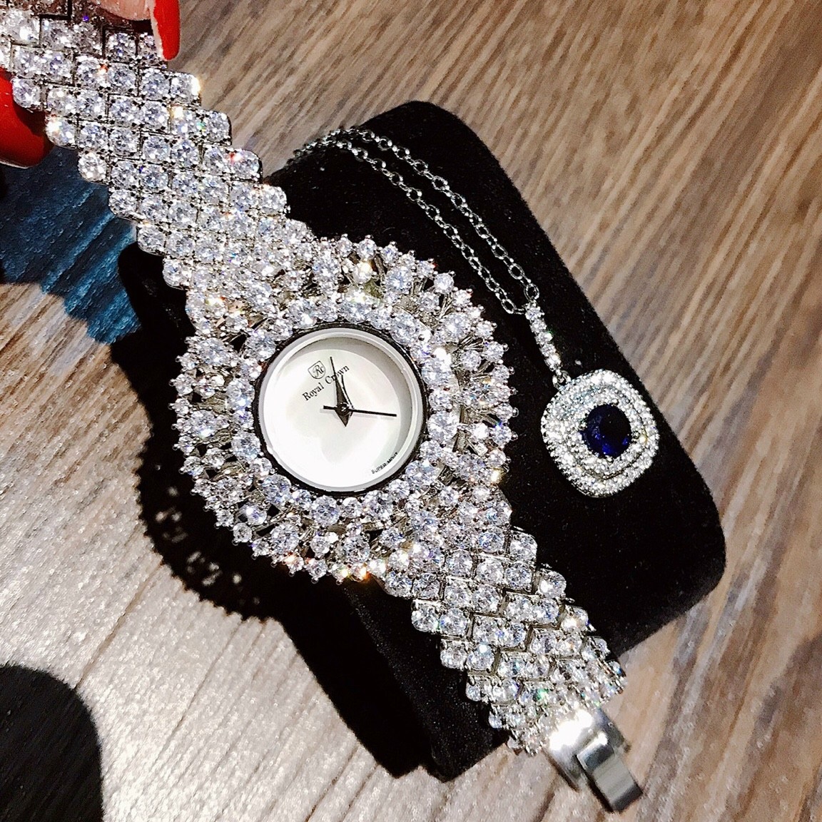 Đồng Hồ Royal Crown Hoa Tuyết |Nữ Giới |Mặt Xà Cừ |Dây Kim Loại Đính Đá |Máy Pin (Quartz) |Size 36mm |donghogiatot.vn