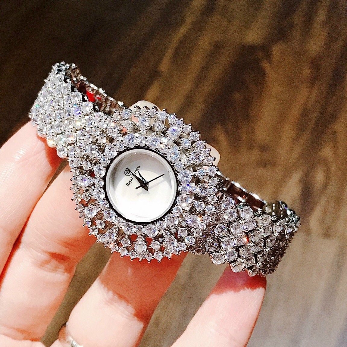 Đồng Hồ Royal Crown Hoa Tuyết |Nữ Giới |Mặt Xà Cừ |Dây Kim Loại Đính Đá |Máy Pin (Quartz) |Size 36mm |donghogiatot.vn