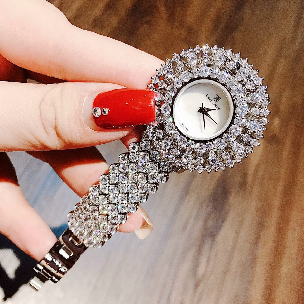 Đồng Hồ Royal Crown Hoa Tuyết |Nữ Giới |Mặt Xà Cừ |Dây Kim Loại Đính Đá |Máy Pin (Quartz) |Size 36mm |donghogiatot.vn