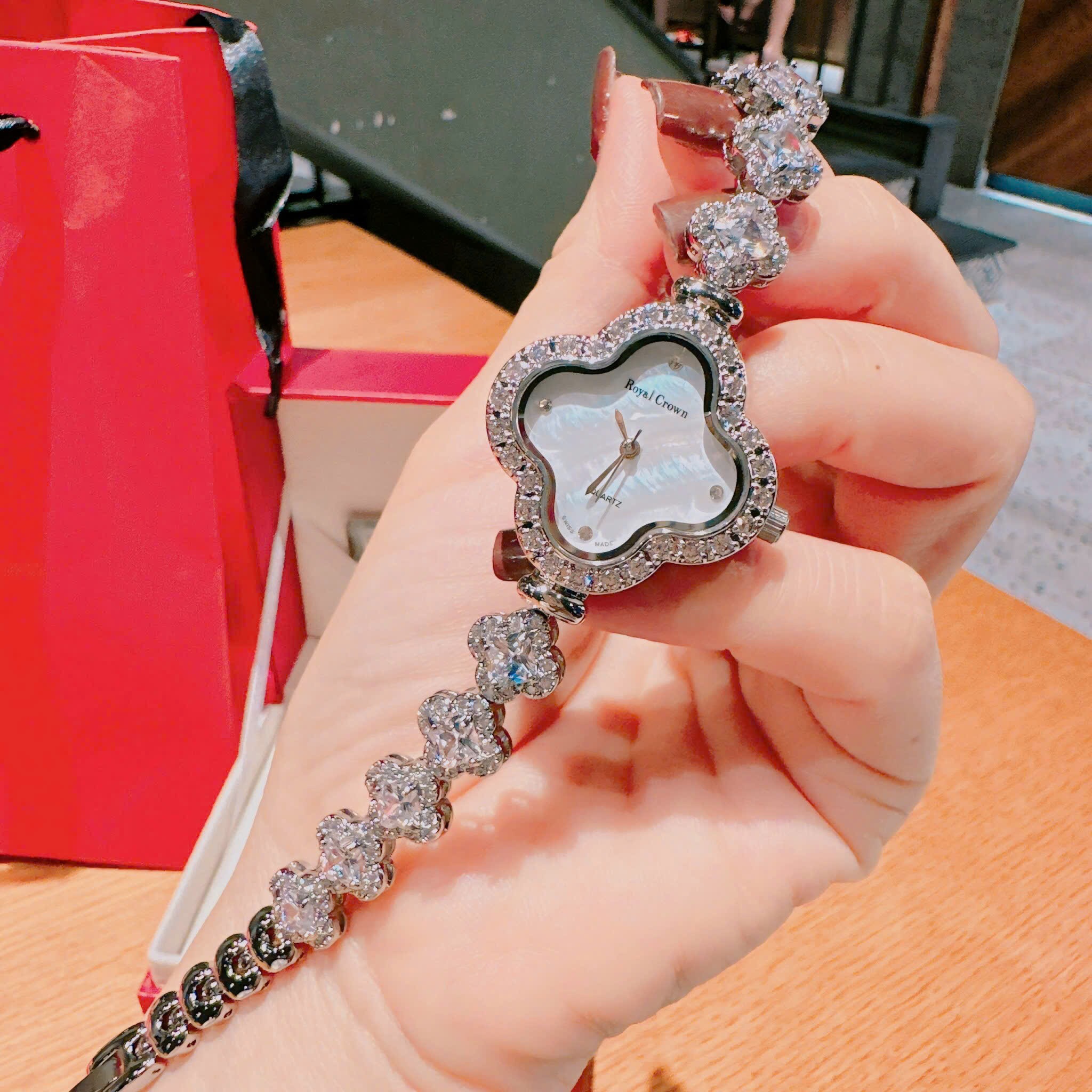 Đồng Hồ Royal Crown Bông Hoa |Nữ Giới |Mặt Xà Cừ |Vòng Tay Đính Đá Silver |Máy Pin (Quartz) |Size 32mm |donghogiatot.vn
