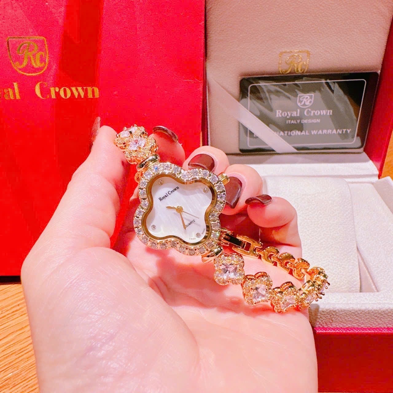 Đồng Hồ Royal Crown Bông Hoa |Nữ Giới |Mặt Xà Cừ |Vòng Tay Đính Đá Vàng Gold |Máy Pin (Quartz) |Size 32mm |donghogiatot.vn
