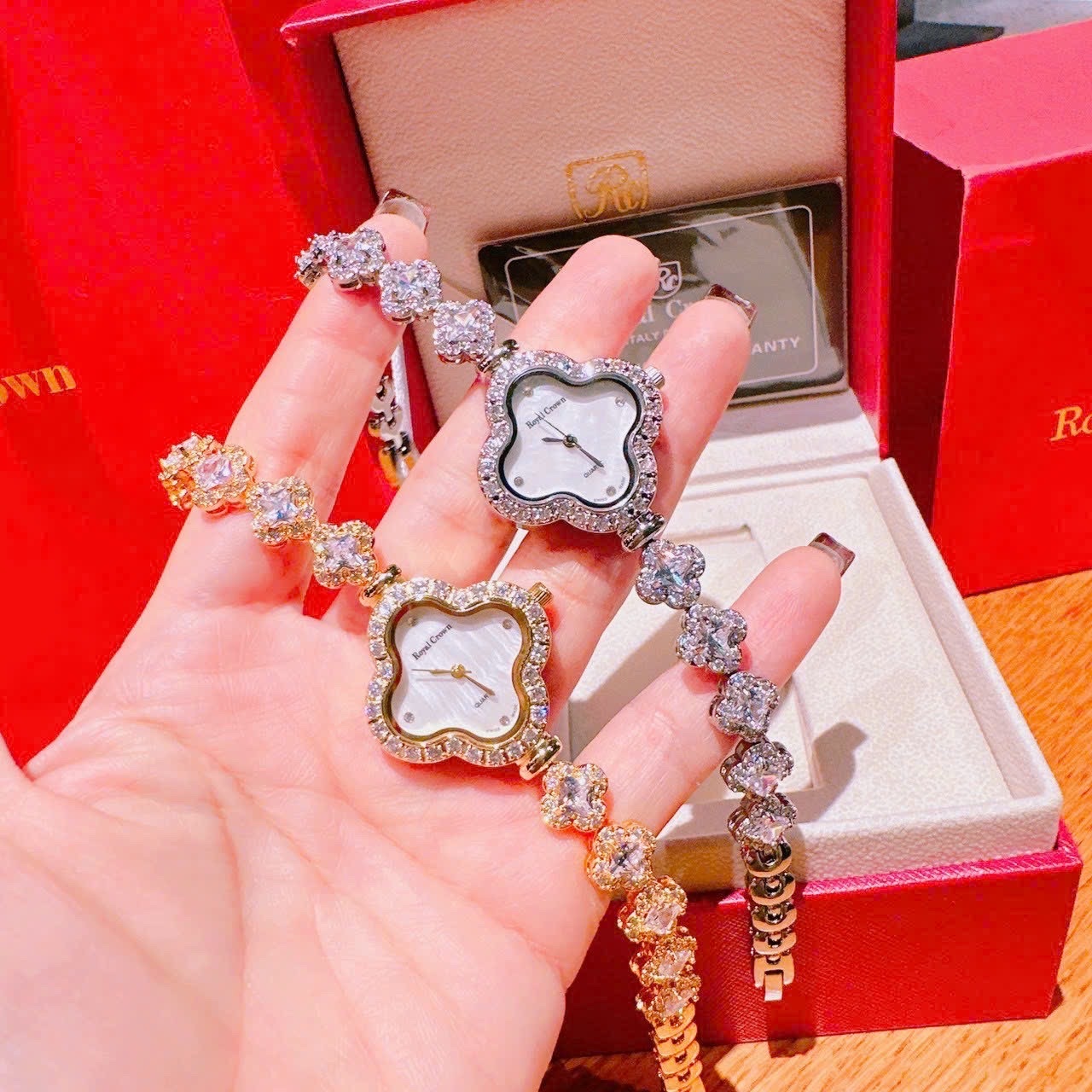 Đồng Hồ Royal Crown Bông Hoa |Nữ Giới |Mặt Xà Cừ |Vòng Tay Đính Đá Vàng Gold |Máy Pin (Quartz) |Size 32mm |donghogiatot.vn