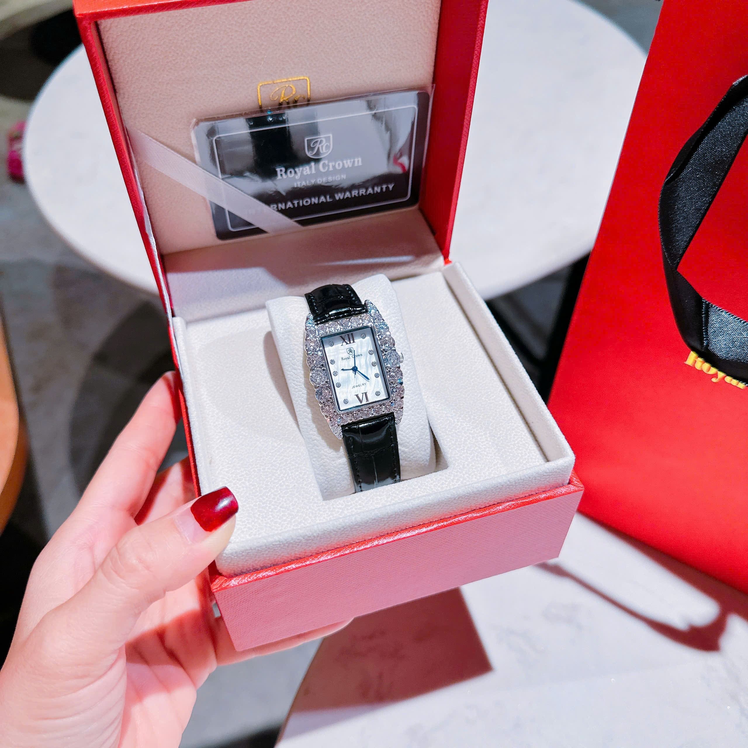 Đồng Hồ Royal Crown Mặt Chữ Nhật |Nữ Giới |Đính Đá |Dây Da Đen |Máy Pin (Quartz) |Size 30x34mm |donghogiatot.vn