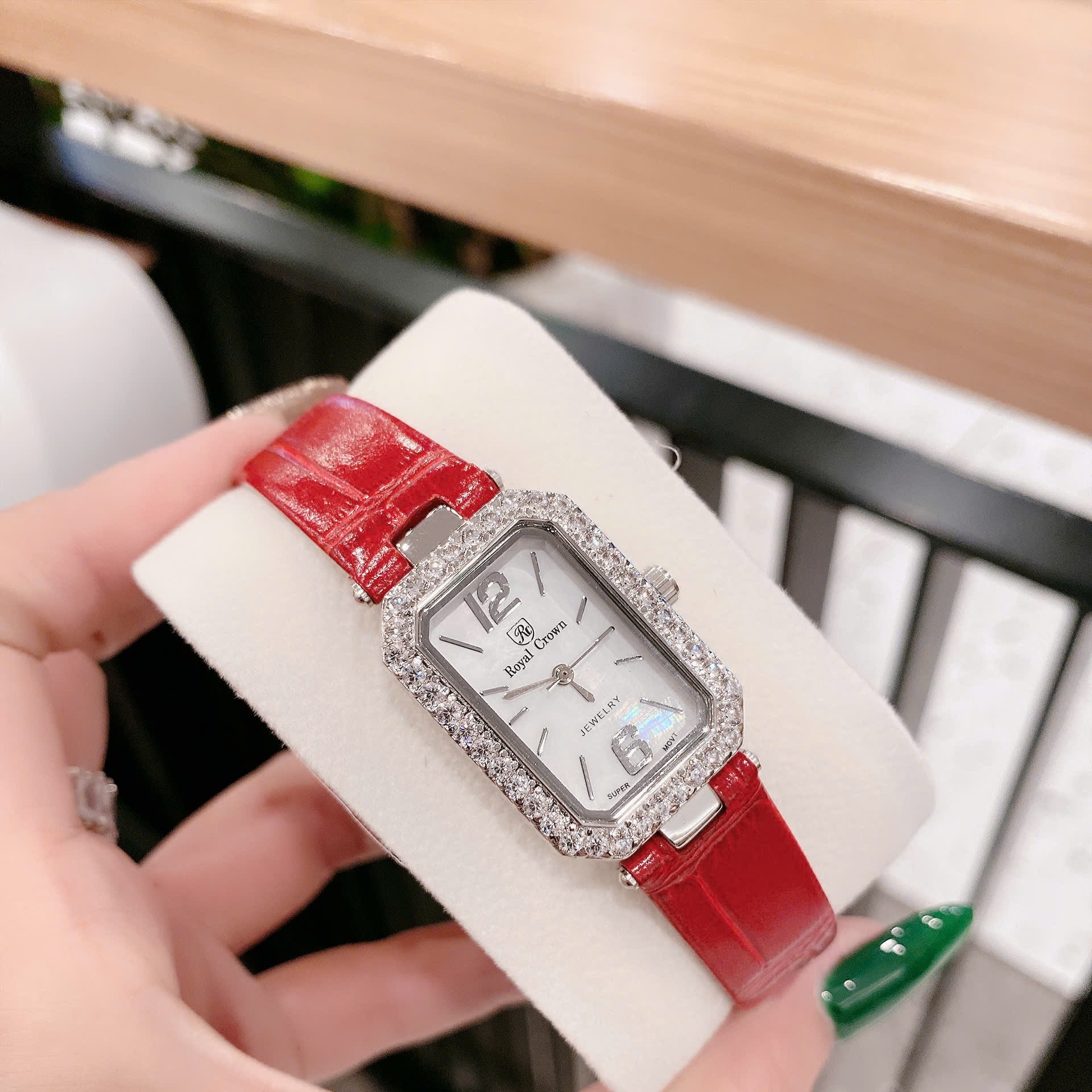 Đồng Hồ Royal Crown Mặt Chữ Nhật |Nữ Giới |Đính Đá |Dây Da Đỏ |Máy Pin (Quartz) |Size 20x30mm |donghogiatot.vn