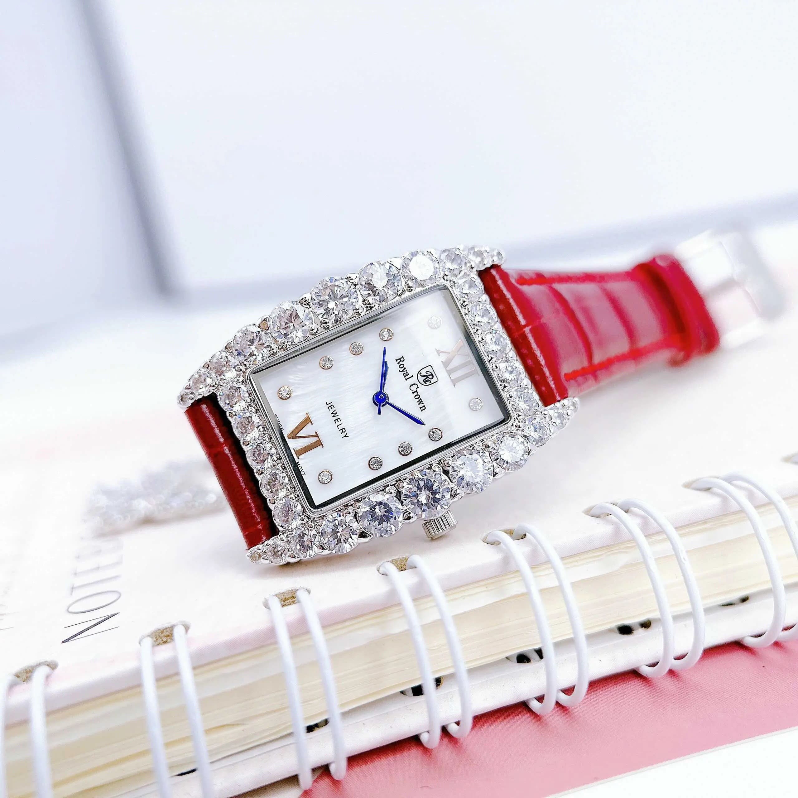 Đồng Hồ Royal Crown Mặt Chữ Nhật |Nữ Giới |Đính Đá |Dây Da Đỏ |Máy Pin (Quartz) |Size 30x34mm |donghogiatot.vn