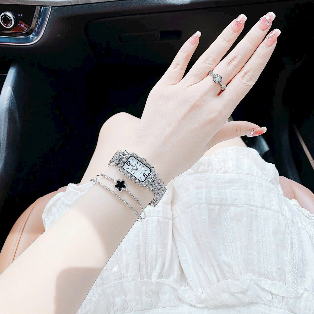 Đồng Hồ Royal Crown Mặt Chữ Nhật |Nữ Giới |Đính Đá |Dây Kim Loại Silver |Máy Pin (Quartz) |Size 20x30mm |donghogiatot.vn