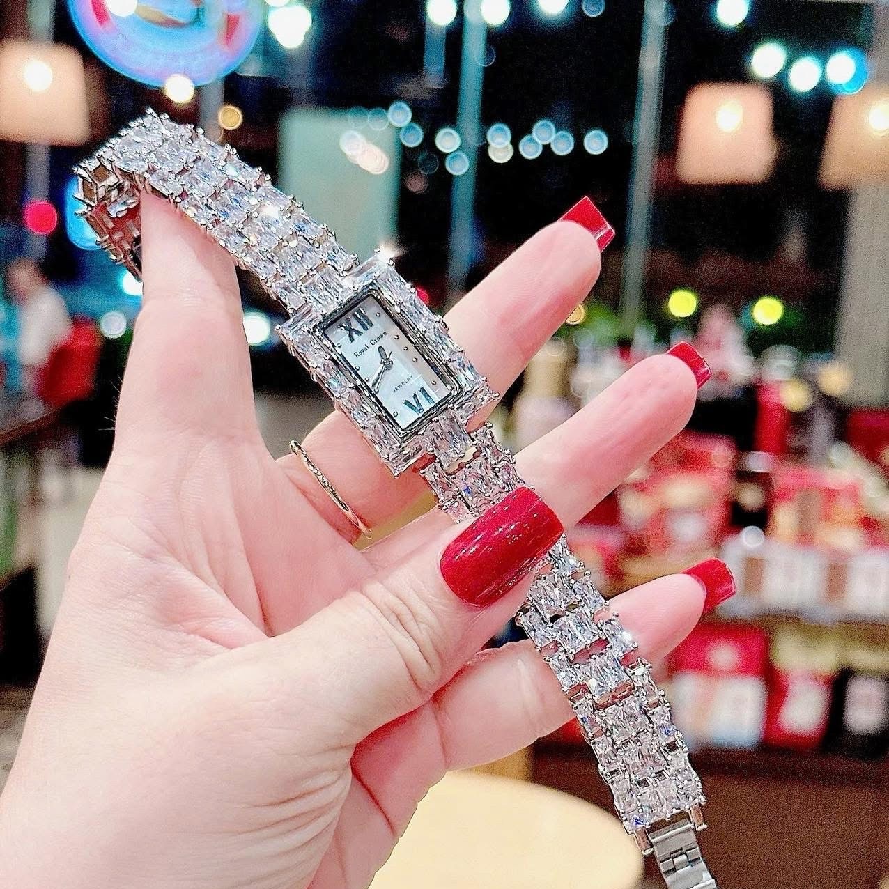 Đồng Hồ Royal Crown Mặt Chữ Nhật |Nữ Giới |Trắng Silver |Lắc Tay Đính Đá |Máy Pin (Quartz) |Size 20x34mm |donghogiatot.vn