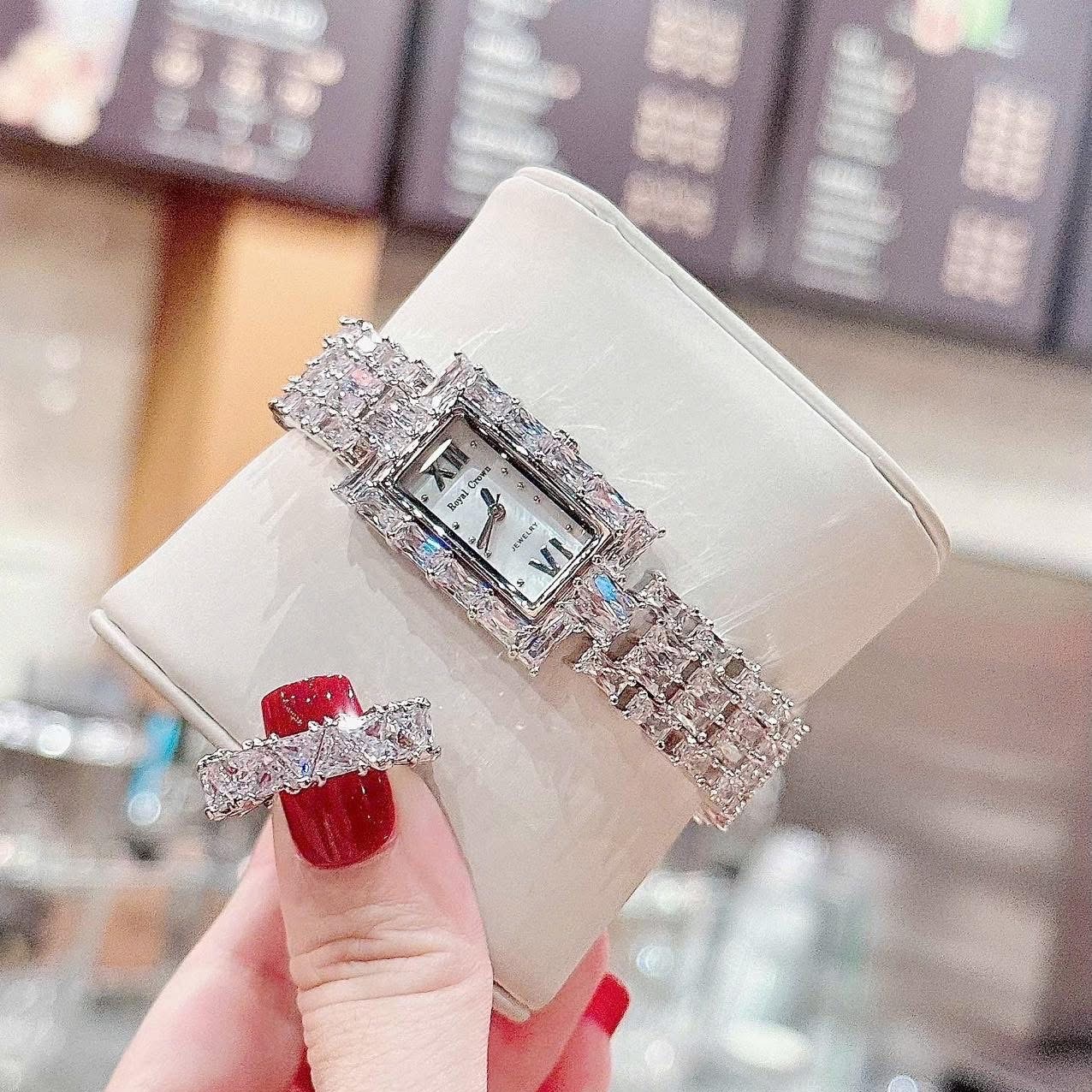 Đồng Hồ Royal Crown Mặt Chữ Nhật |Nữ Giới |Trắng Silver |Lắc Tay Đính Đá |Máy Pin (Quartz) |Size 20x34mm |donghogiatot.vn