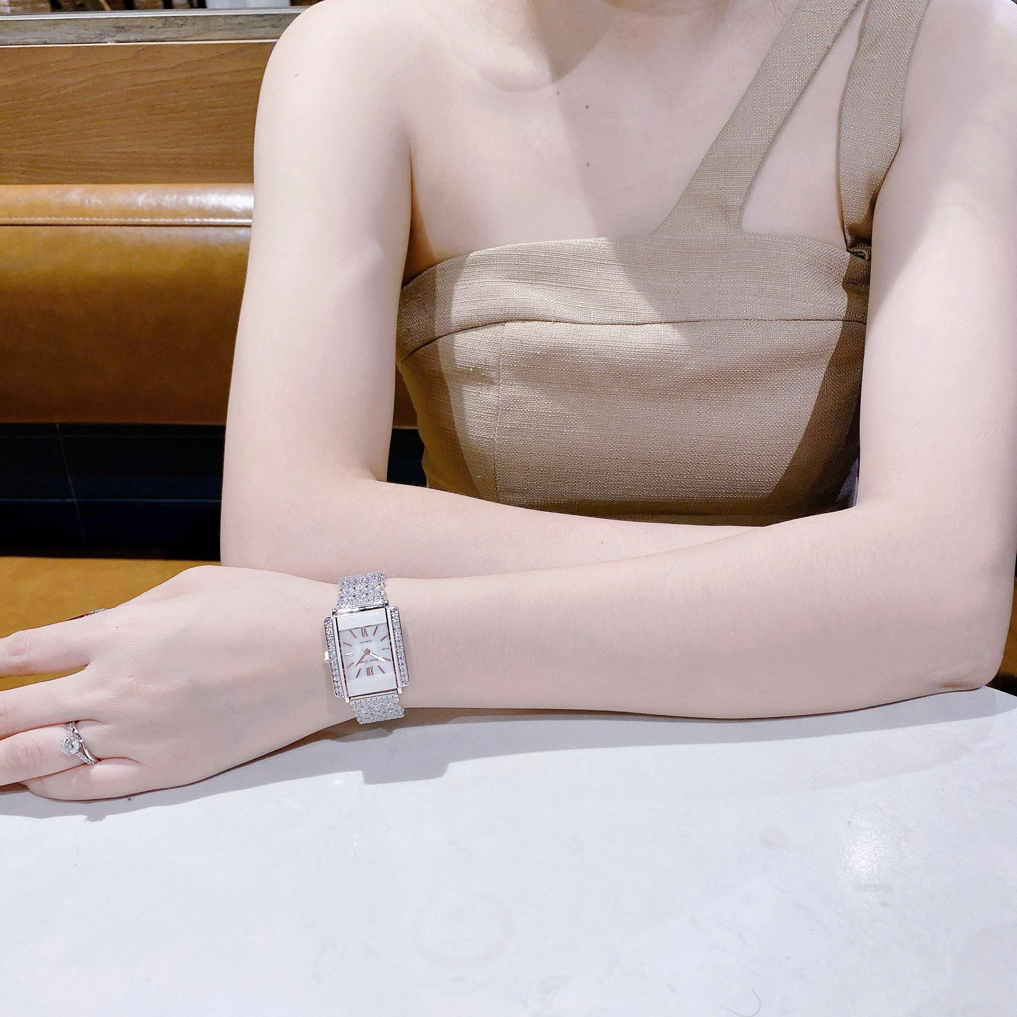 Đồng Hồ Royal Crown Mặt Chữ Nhật Trắng |Nữ Giới |Đính Đá |Dây Kim Loại Silver |Máy Pin (Quartz) |Size 27x30mm |donghogiatot.vn