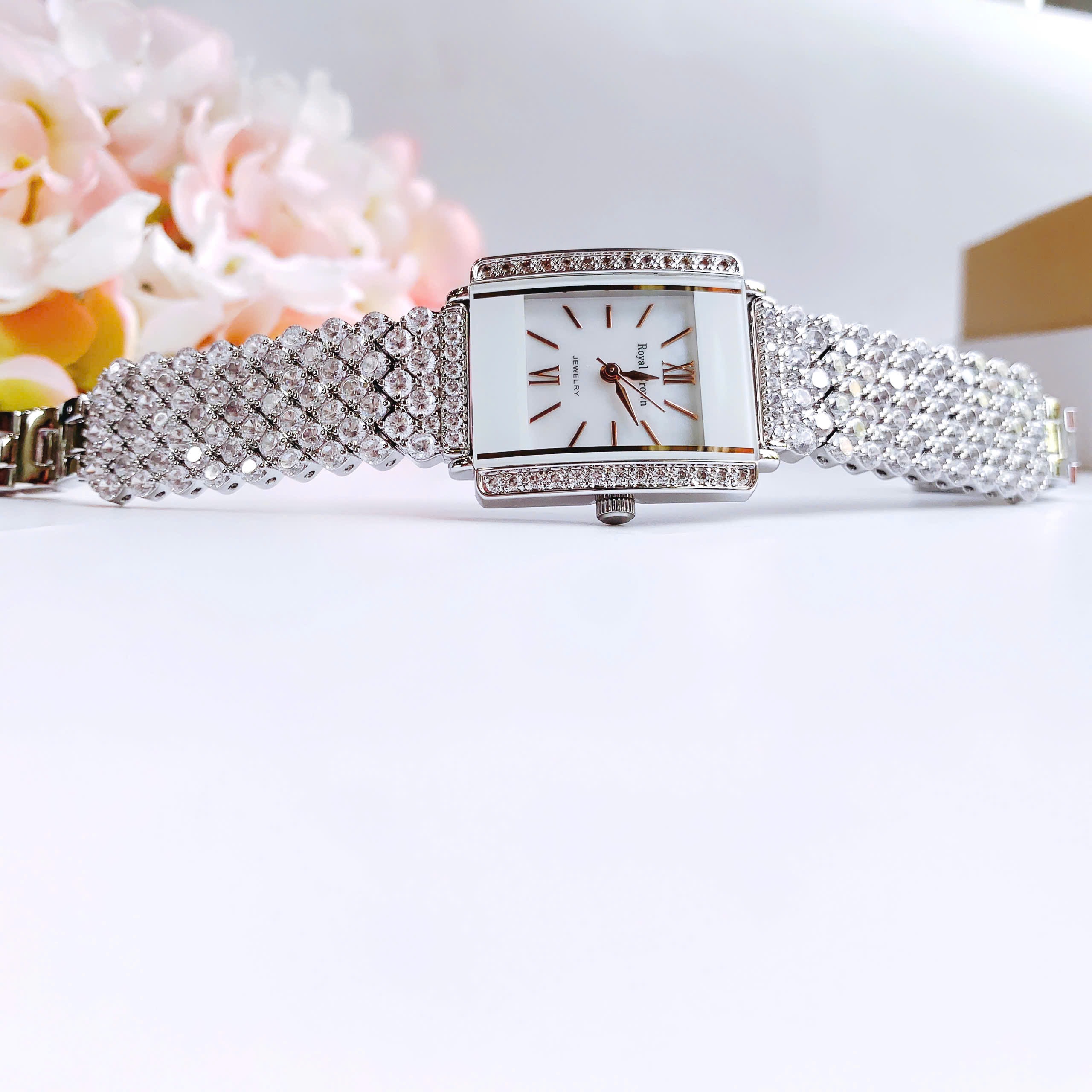 Đồng Hồ Royal Crown Mặt Chữ Nhật Trắng |Nữ Giới |Đính Đá |Dây Kim Loại Silver |Máy Pin (Quartz) |Size 27x30mm |donghogiatot.vn