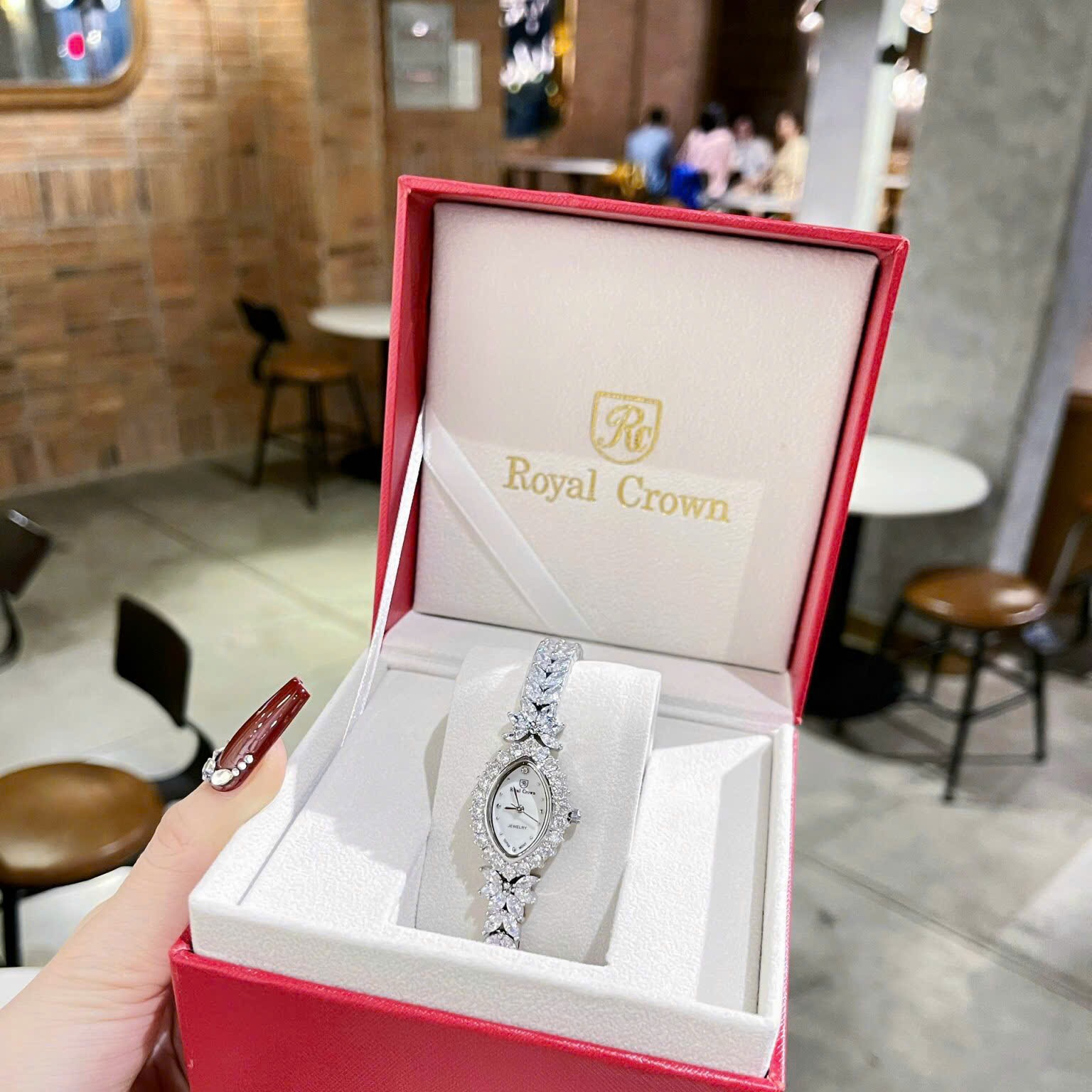Đồng Hồ Royal Crown Mặt Elip |Nữ Giới |Đính Đá |Lắc Tay Trắng Silver |Máy Pin (Quartz) |Size 26mm |donghogiatot.vn