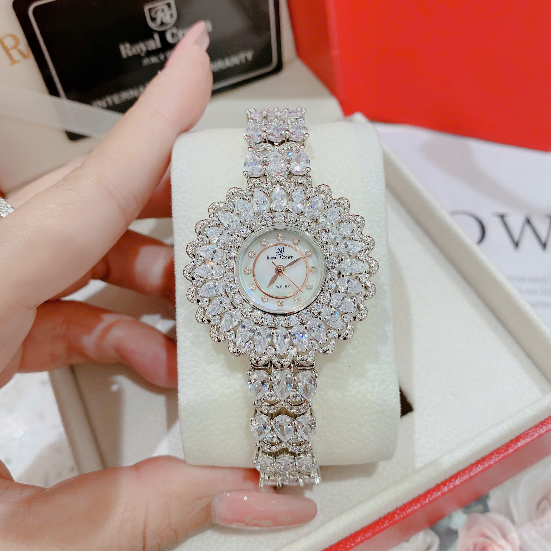 Đồng Hồ Royal Crown Mặt Full Đá |Nữ Giới |Bông Hoa |Lắc Tay Trắng Silver |Máy Pin (Quartz) |Size 36mm |donghogiatot.vn
