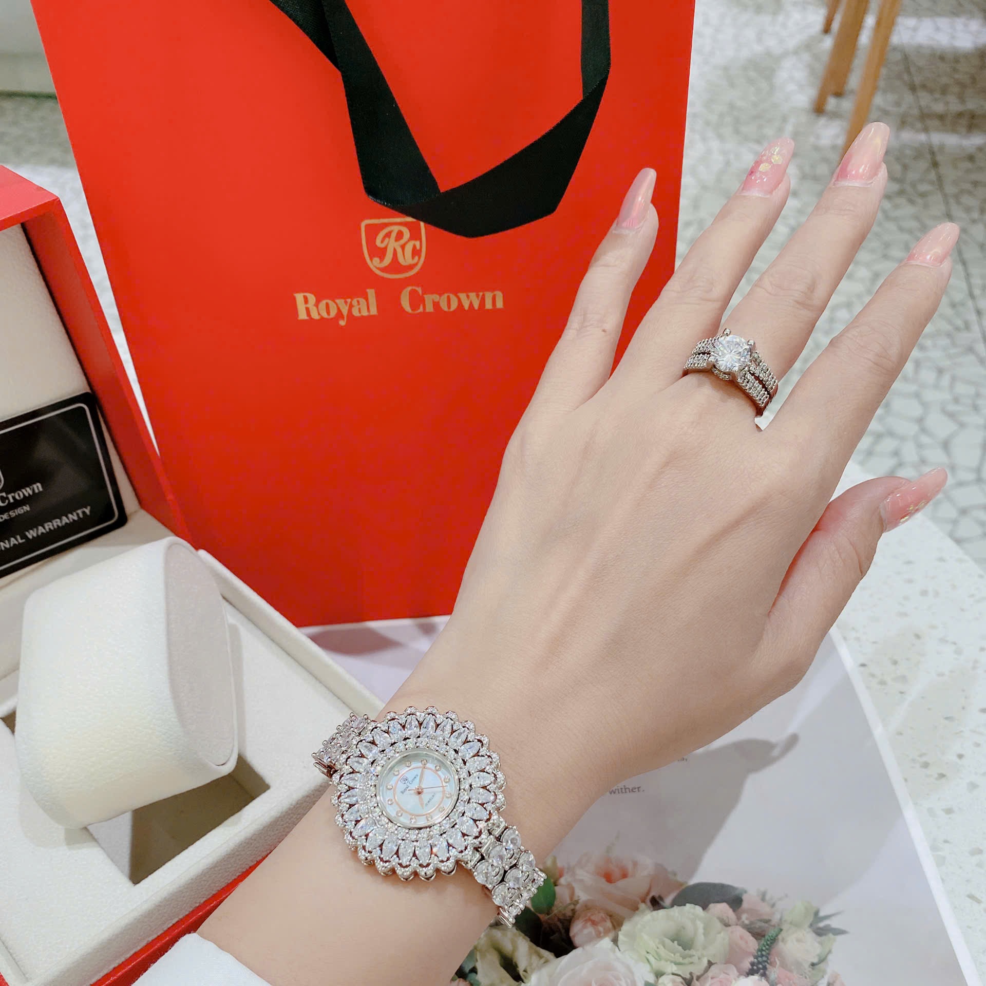 Đồng Hồ Royal Crown Mặt Full Đá |Nữ Giới |Bông Hoa |Lắc Tay Trắng Silver |Máy Pin (Quartz) |Size 36mm |donghogiatot.vn