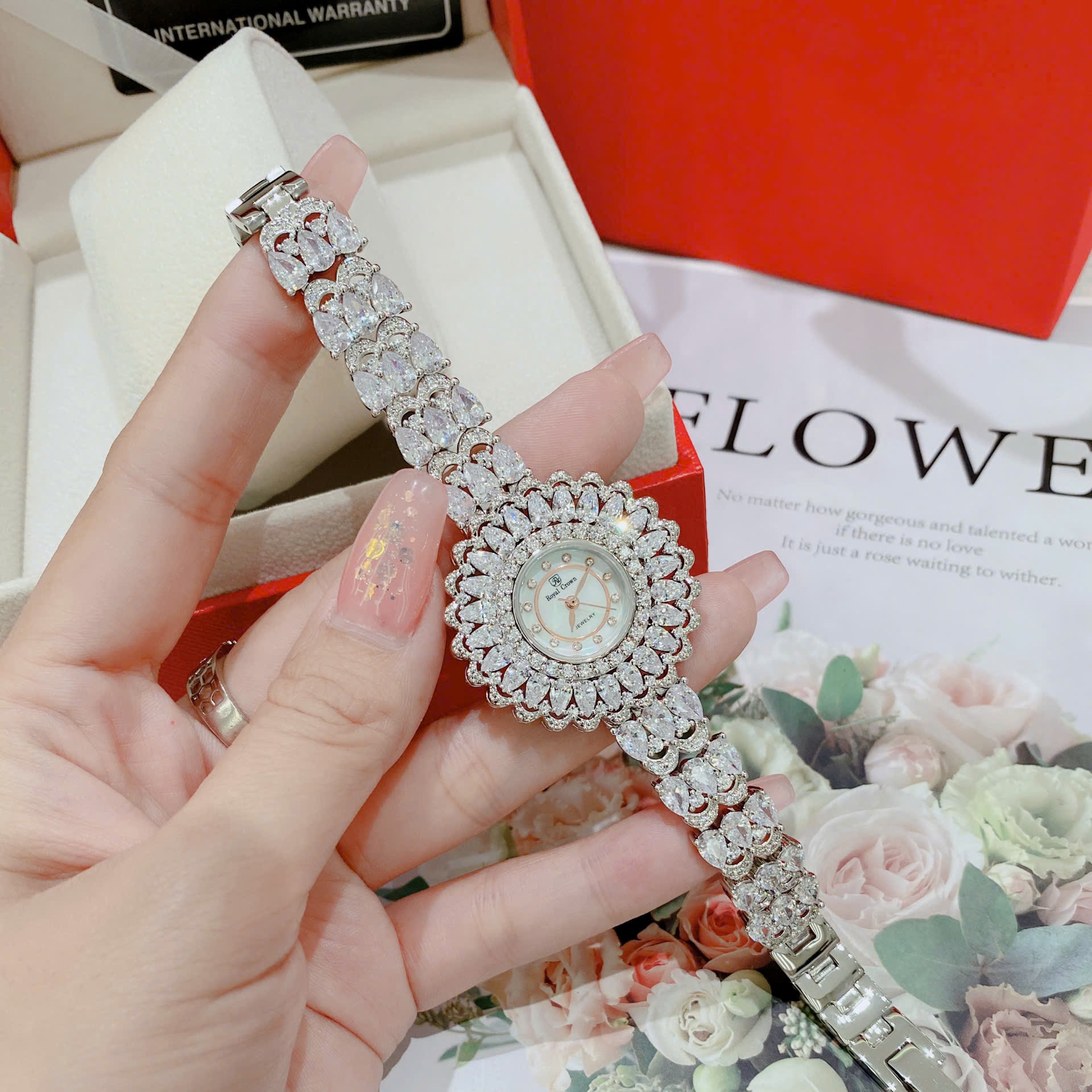Đồng Hồ Royal Crown Mặt Full Đá |Nữ Giới |Bông Hoa |Lắc Tay Trắng Silver |Máy Pin (Quartz) |Size 36mm |donghogiatot.vn