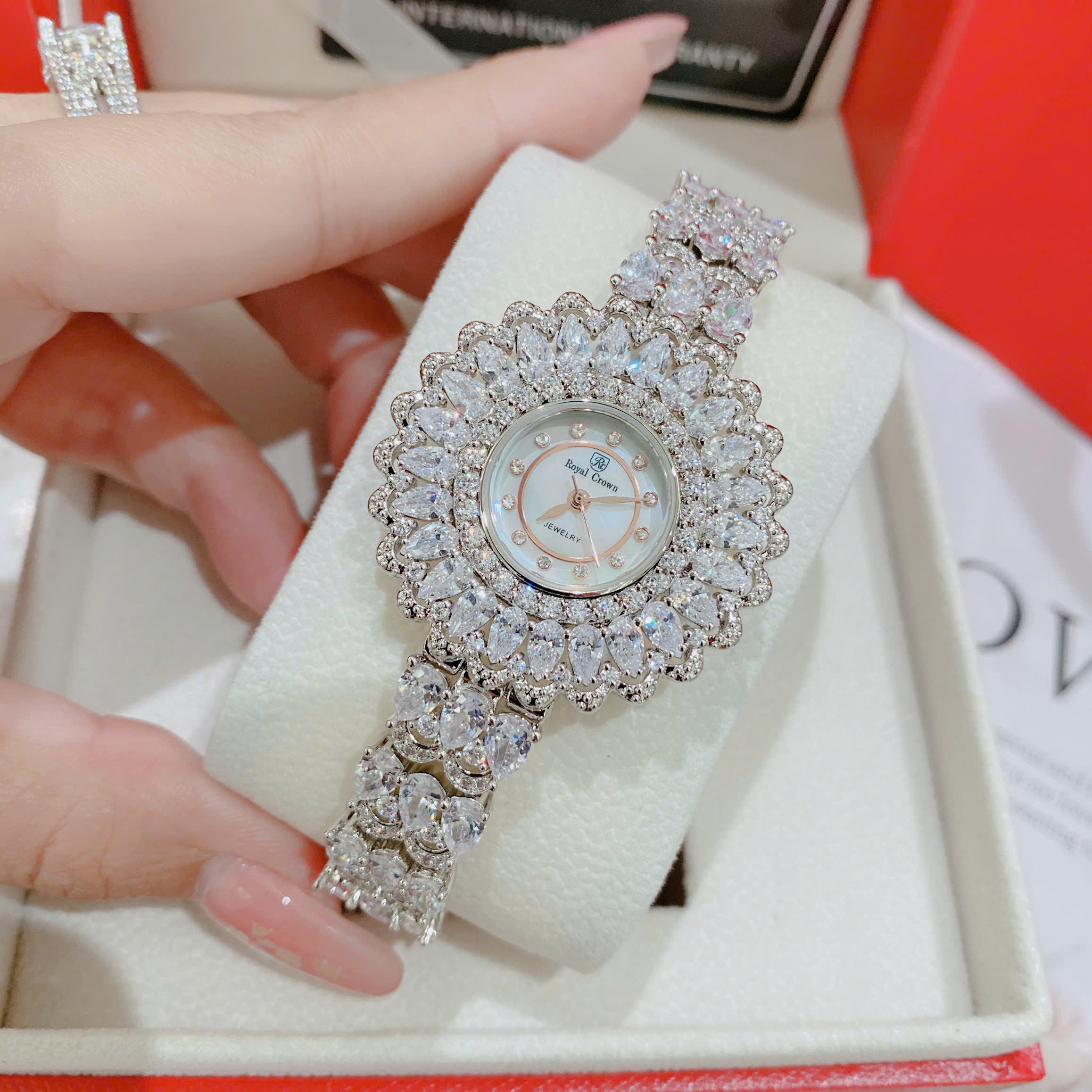 Đồng Hồ Royal Crown Mặt Full Đá |Nữ Giới |Bông Hoa |Lắc Tay Trắng Silver |Máy Pin (Quartz) |Size 36mm |donghogiatot.vn