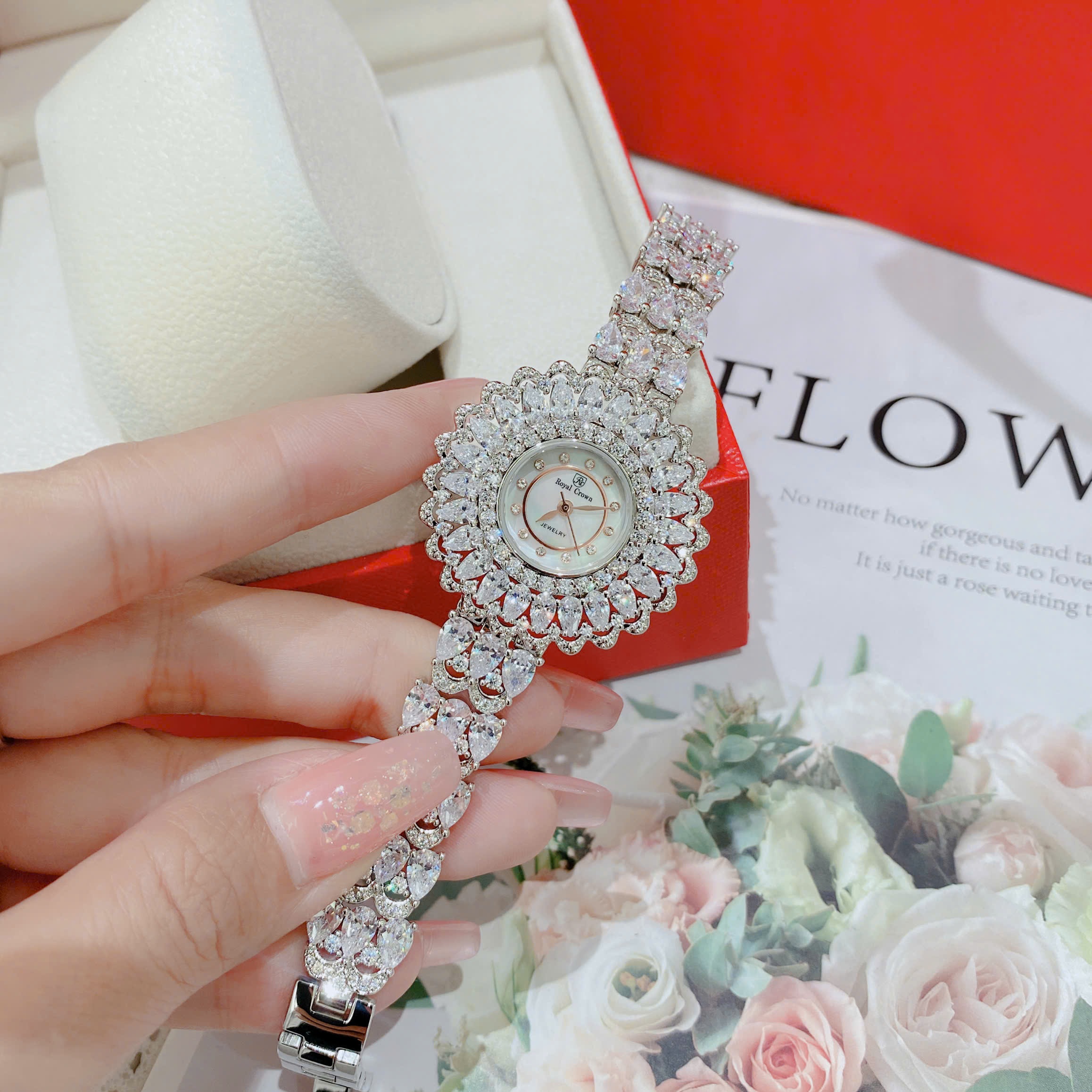 Đồng Hồ Royal Crown Mặt Full Đá |Nữ Giới |Bông Hoa |Lắc Tay Trắng Silver |Máy Pin (Quartz) |Size 36mm |donghogiatot.vn