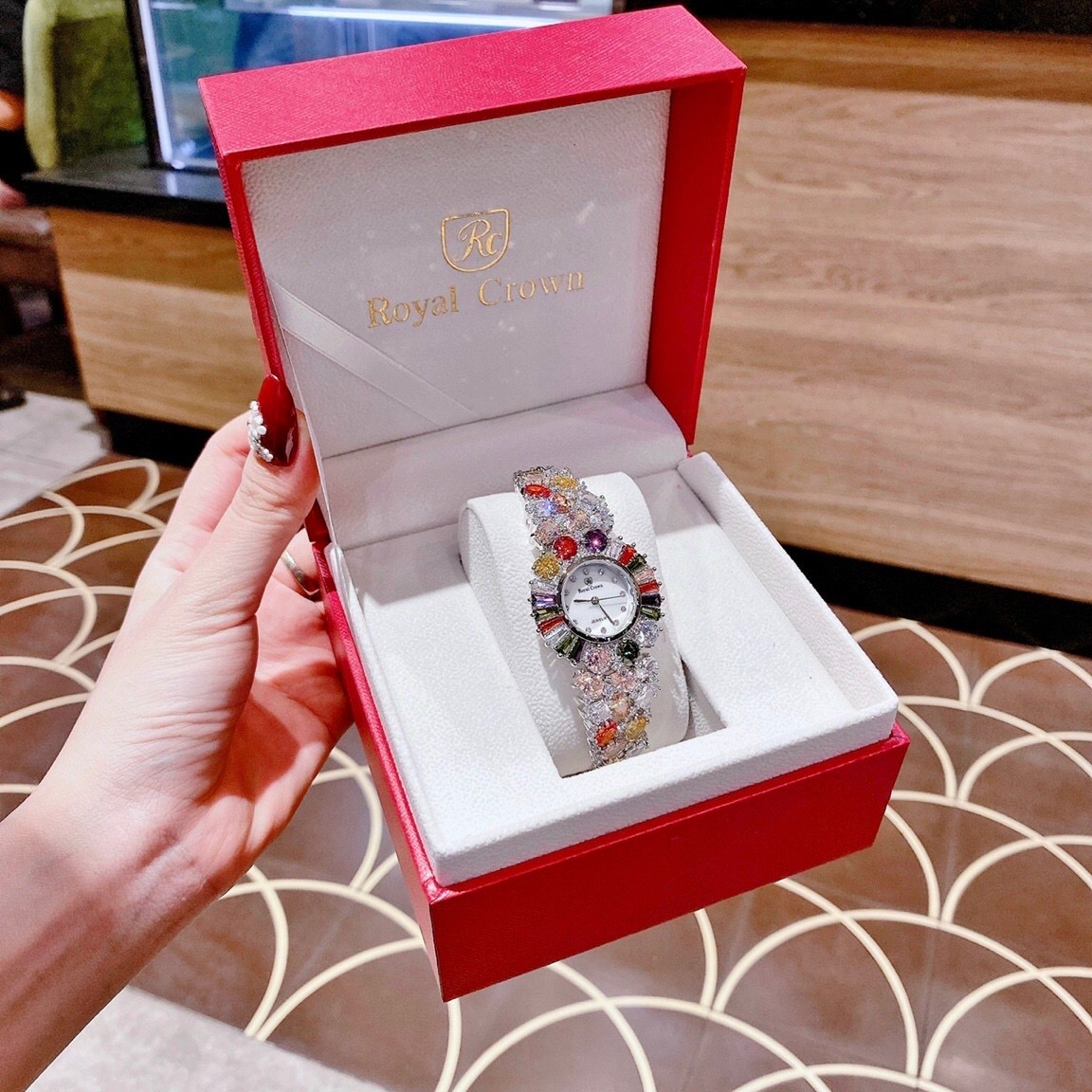 Đồng Hồ Royal Crown Mặt Full Đá Nhiều Màu |Nữ Giới |Lắc Tay Trắng Silver |Máy Pin (Quartz) |Size 36mm |donghogiatot.vn