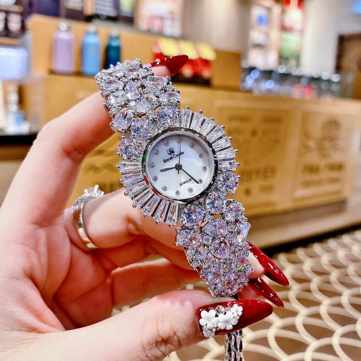 Đồng Hồ Royal Crown Full Đá Swarovski |Nữ Giới |Lắc Tay Trắng Silver |Máy Pin (Quartz) |Size 36mm |donghogiatot.vn