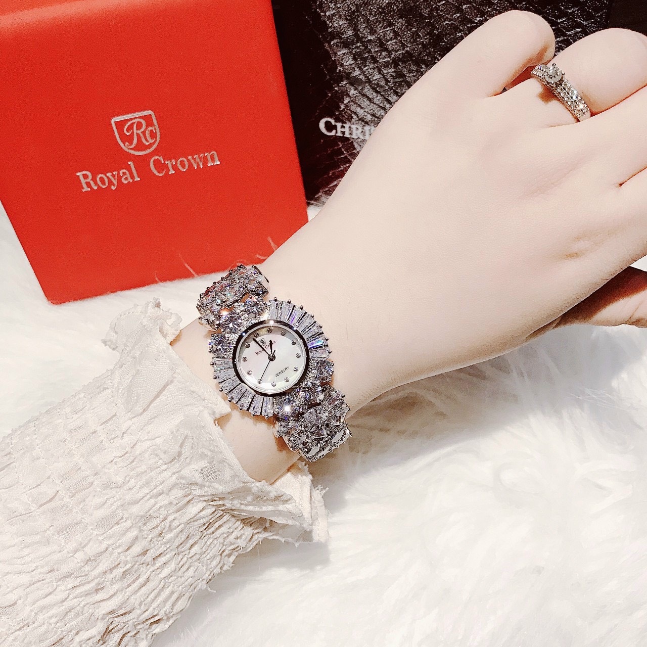 Đồng Hồ Royal Crown Full Đá Swarovski |Nữ Giới |Lắc Tay Trắng Silver |Máy Pin (Quartz) |Size 36mm |donghogiatot.vn