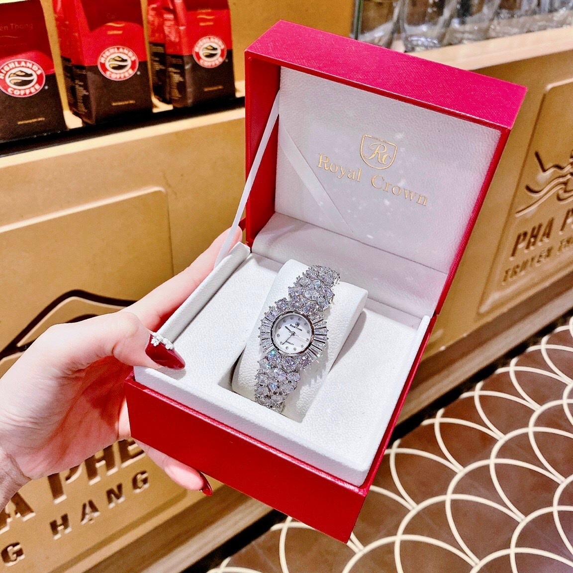 Đồng Hồ Royal Crown Full Đá Swarovski |Nữ Giới |Lắc Tay Trắng Silver |Máy Pin (Quartz) |Size 36mm |donghogiatot.vn