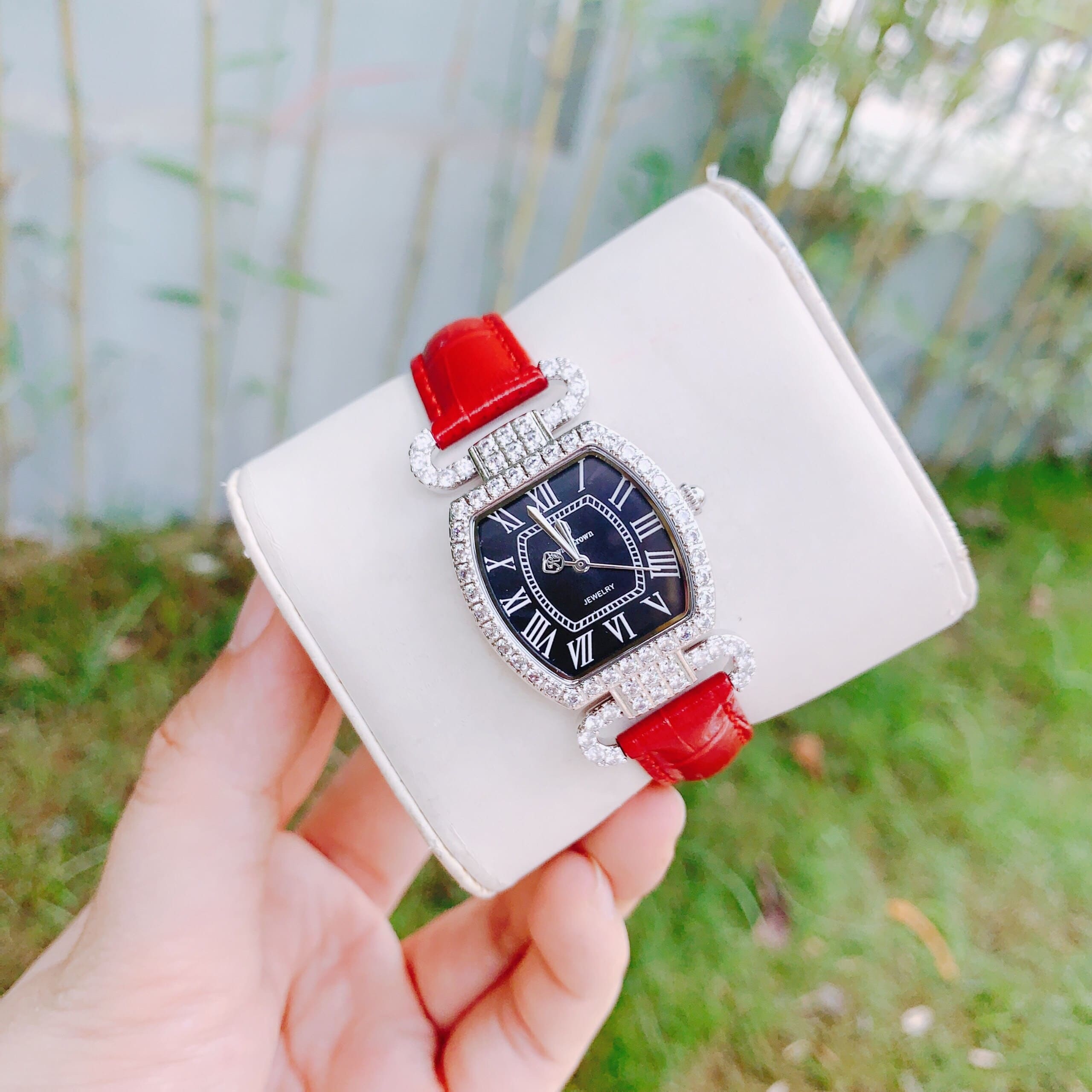 Đồng Hồ Royal Crown Mặt Oval Đen |Nữ Giới |Đính Đá |Dây Da Đỏ |Máy Pin (Quartz) |Size 27mm |donghogiatot.vn