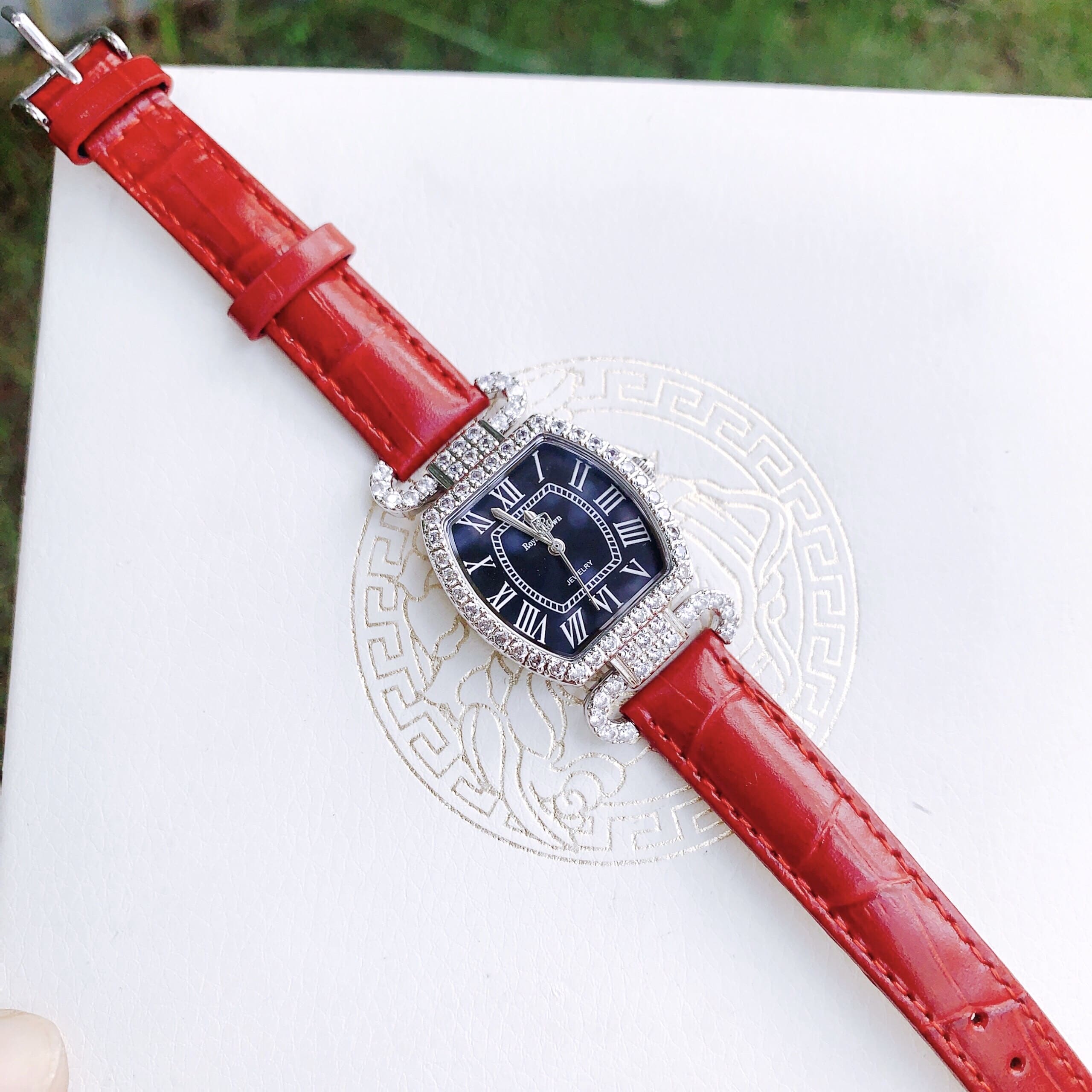 Đồng Hồ Royal Crown Mặt Oval Đen |Nữ Giới |Đính Đá |Dây Da Đỏ |Máy Pin (Quartz) |Size 27mm |donghogiatot.vn