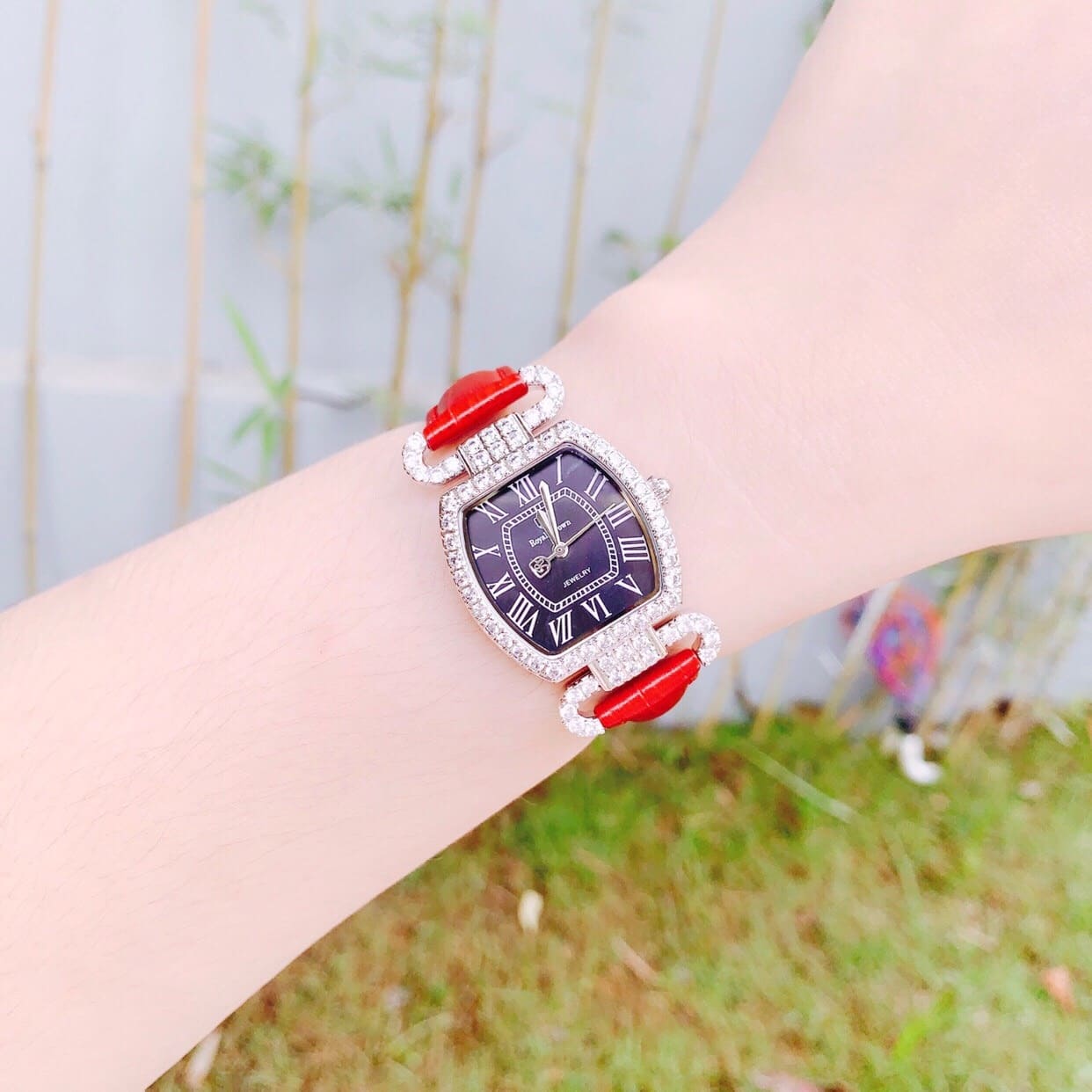 Đồng Hồ Royal Crown Mặt Oval Đen |Nữ Giới |Đính Đá |Dây Da Đỏ |Máy Pin (Quartz) |Size 27mm |donghogiatot.vn