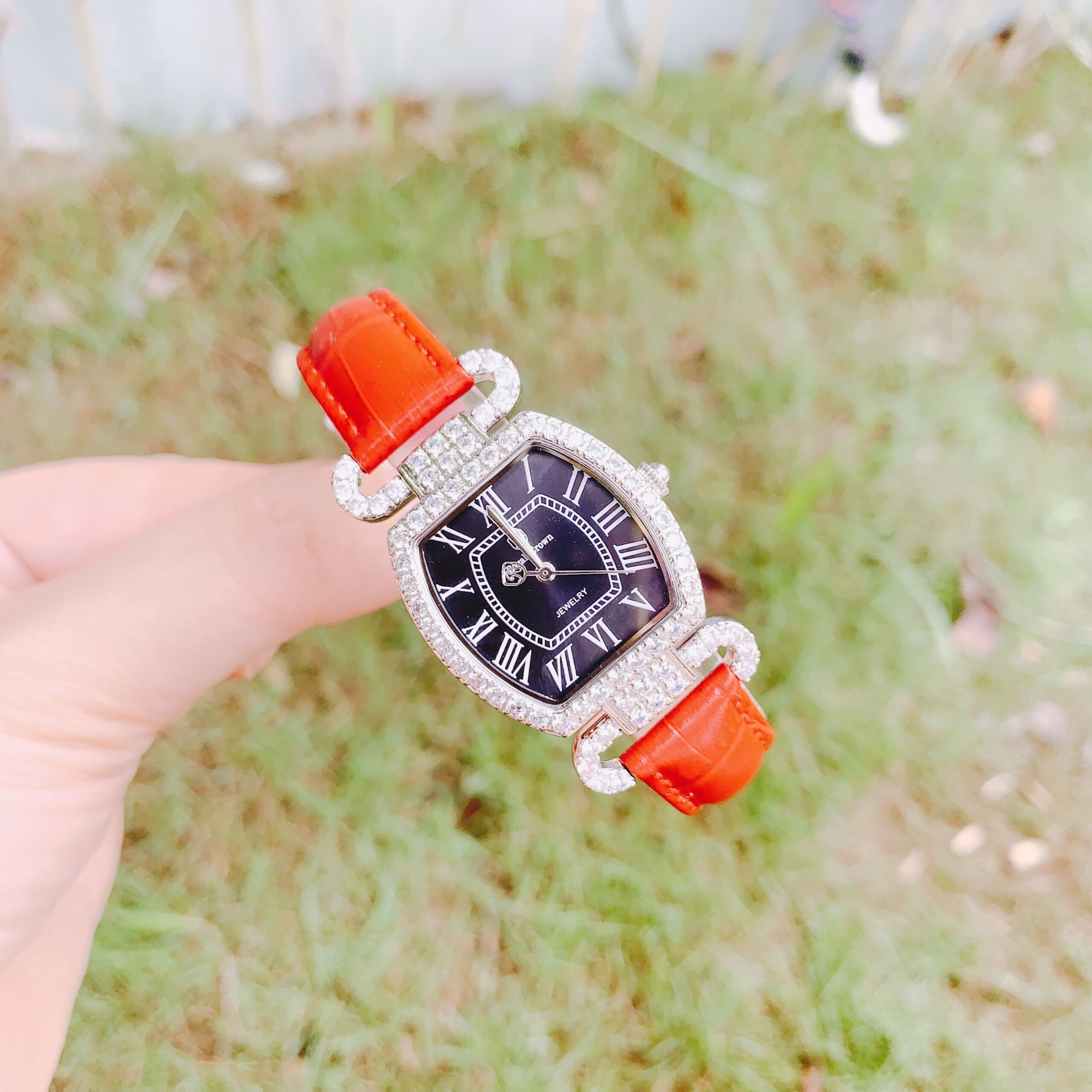 Đồng Hồ Royal Crown Mặt Oval Đen |Nữ Giới |Đính Đá |Dây Da Đỏ |Máy Pin (Quartz) |Size 27mm |donghogiatot.vn