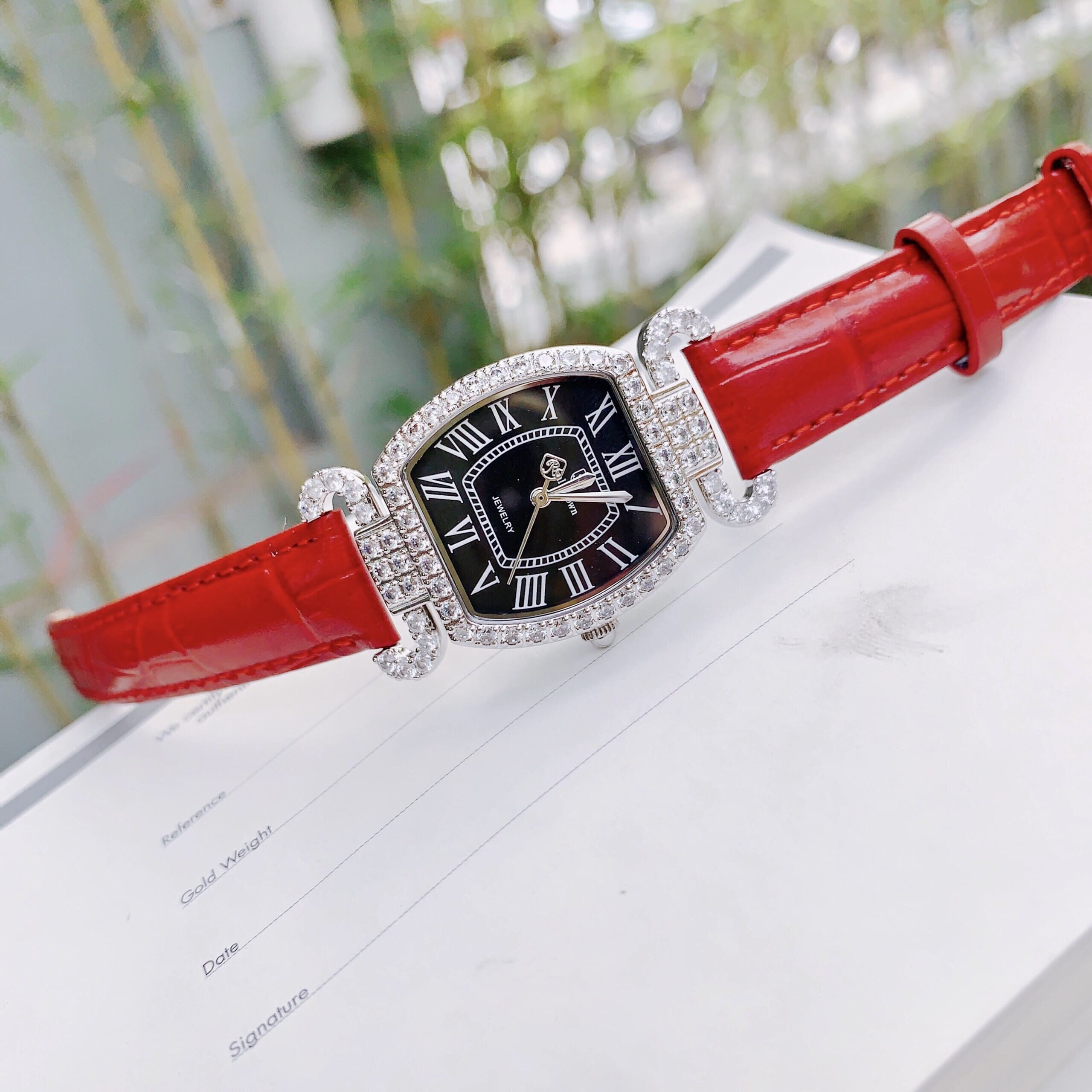 Đồng Hồ Royal Crown Mặt Oval Đen |Nữ Giới |Đính Đá |Dây Da Đỏ |Máy Pin (Quartz) |Size 27mm |donghogiatot.vn