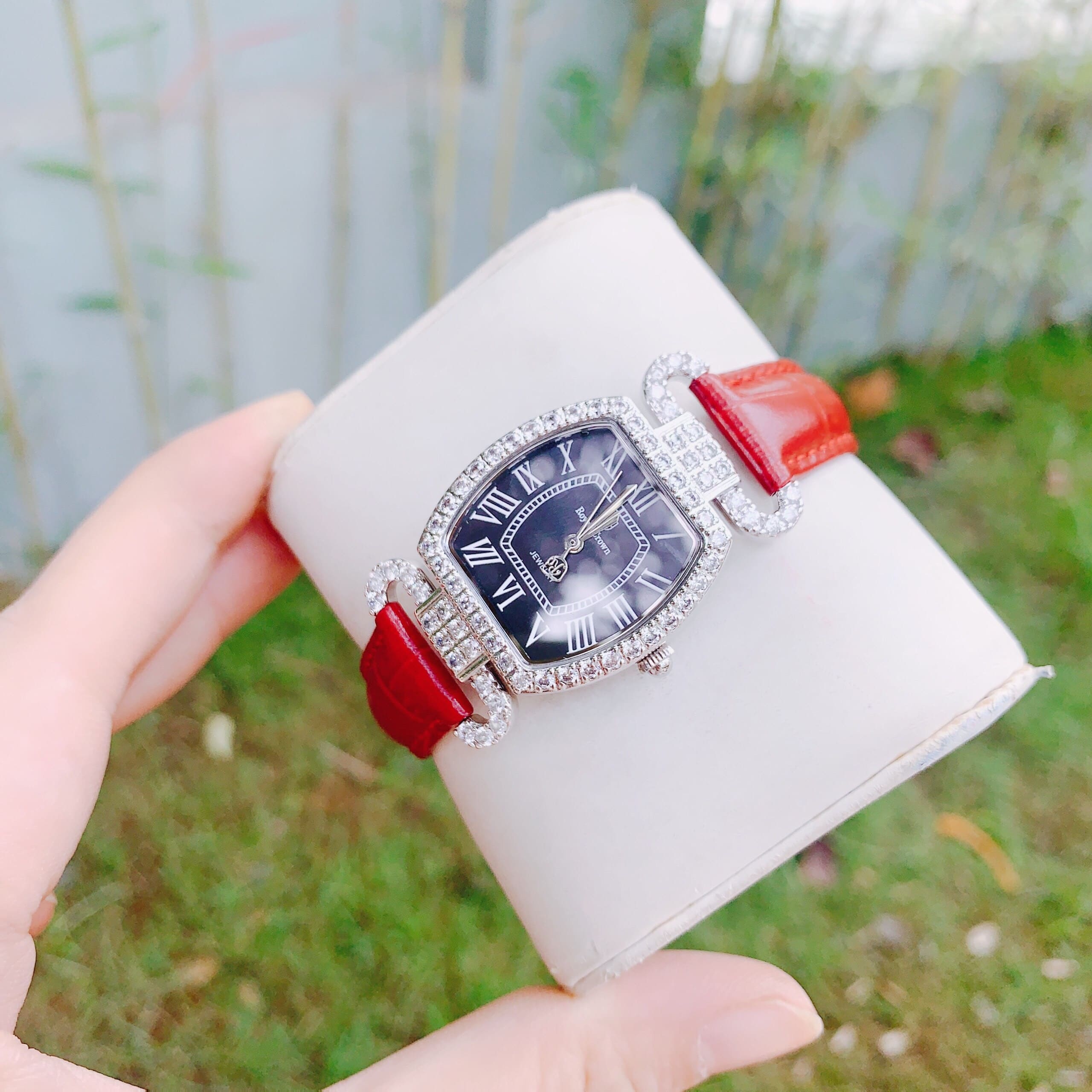 Đồng Hồ Royal Crown Mặt Oval Đen |Nữ Giới |Đính Đá |Dây Da Đỏ |Máy Pin (Quartz) |Size 27mm |donghogiatot.vn