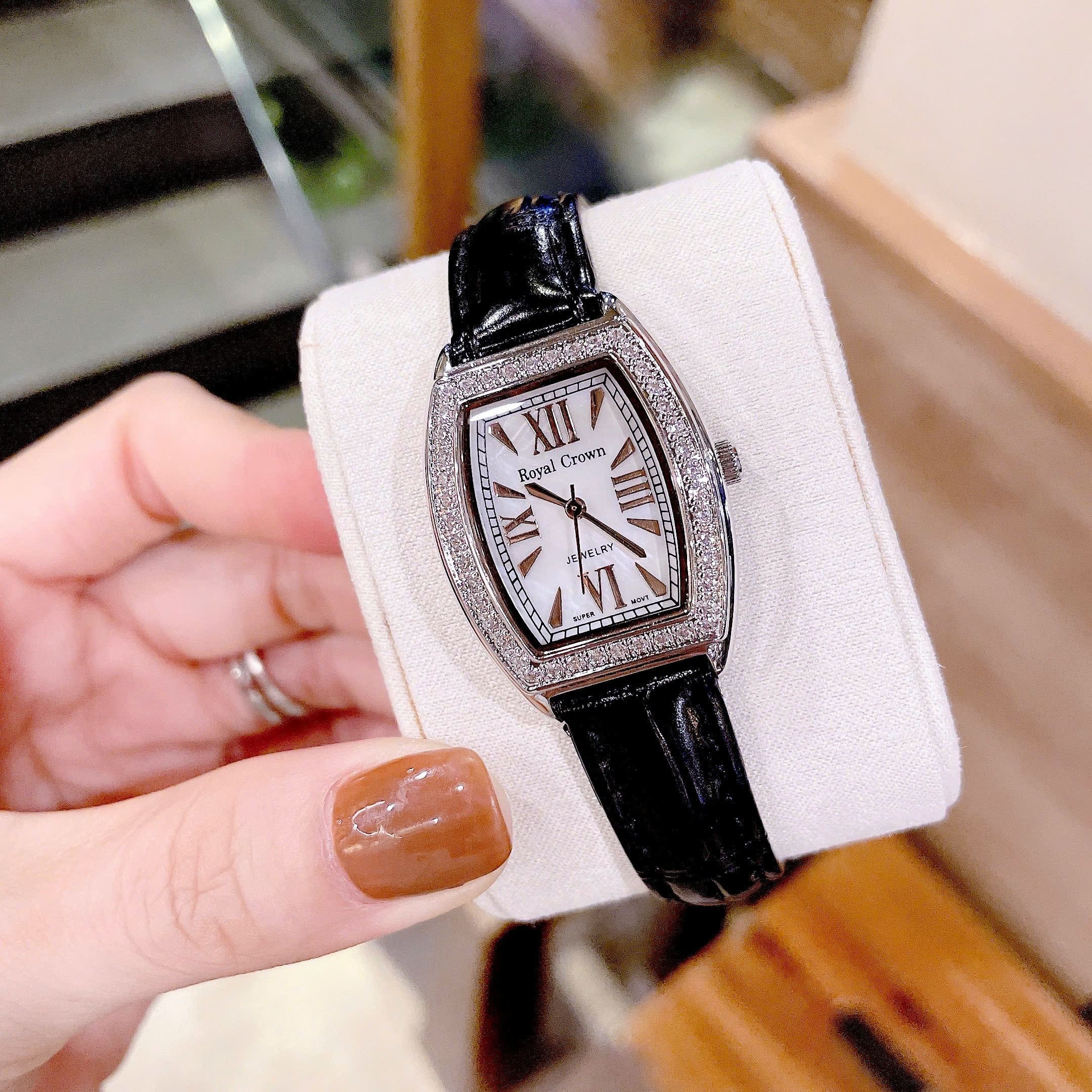 Đồng Hồ Royal Crown Mặt Oval |Nữ Giới |Đính Đá |Dây Da Đen |Máy Pin (Quartz) |Size 24x30mm |donghogiatot.vn