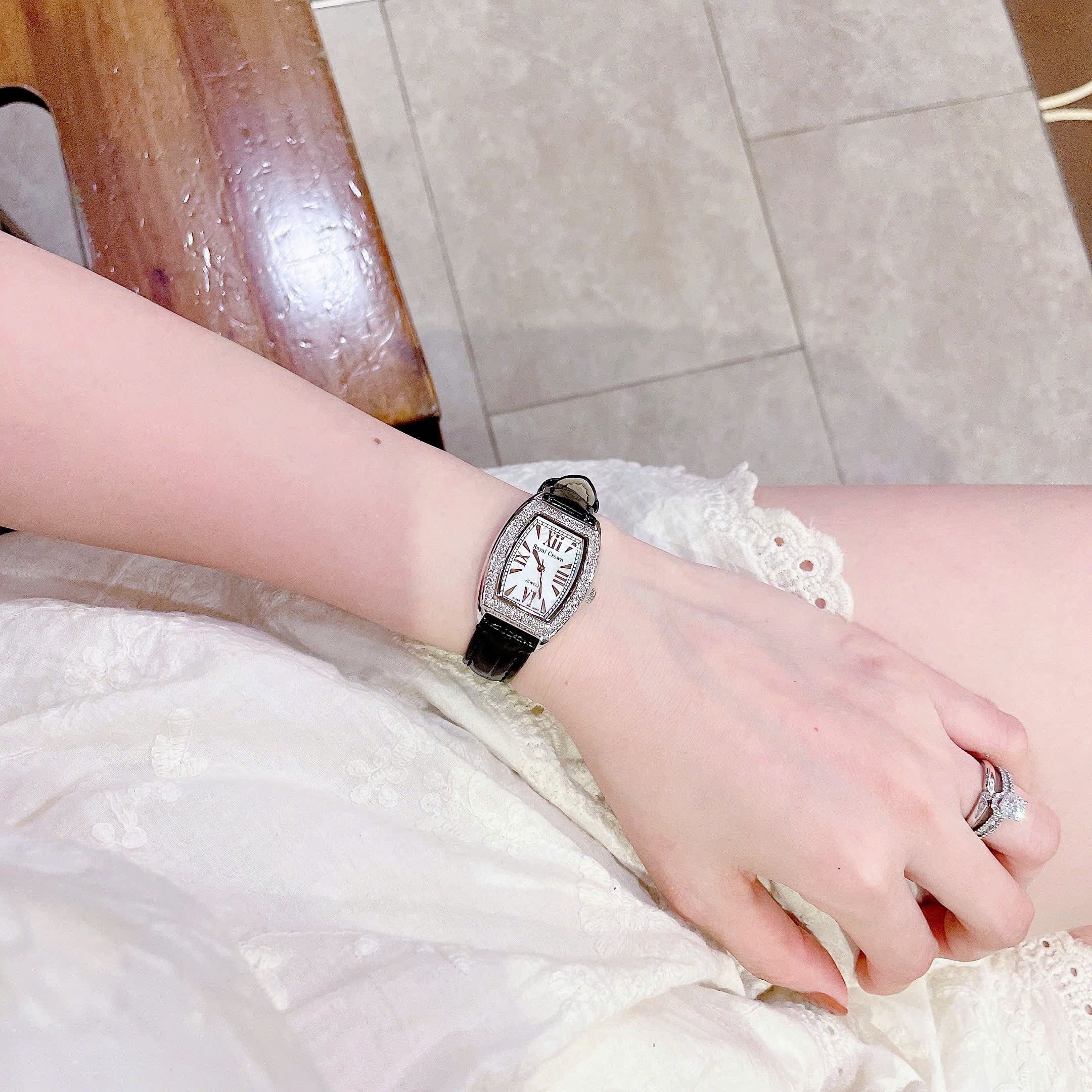 Đồng Hồ Royal Crown Mặt Oval |Nữ Giới |Đính Đá |Dây Da Đen |Máy Pin (Quartz) |Size 24x30mm |donghogiatot.vn