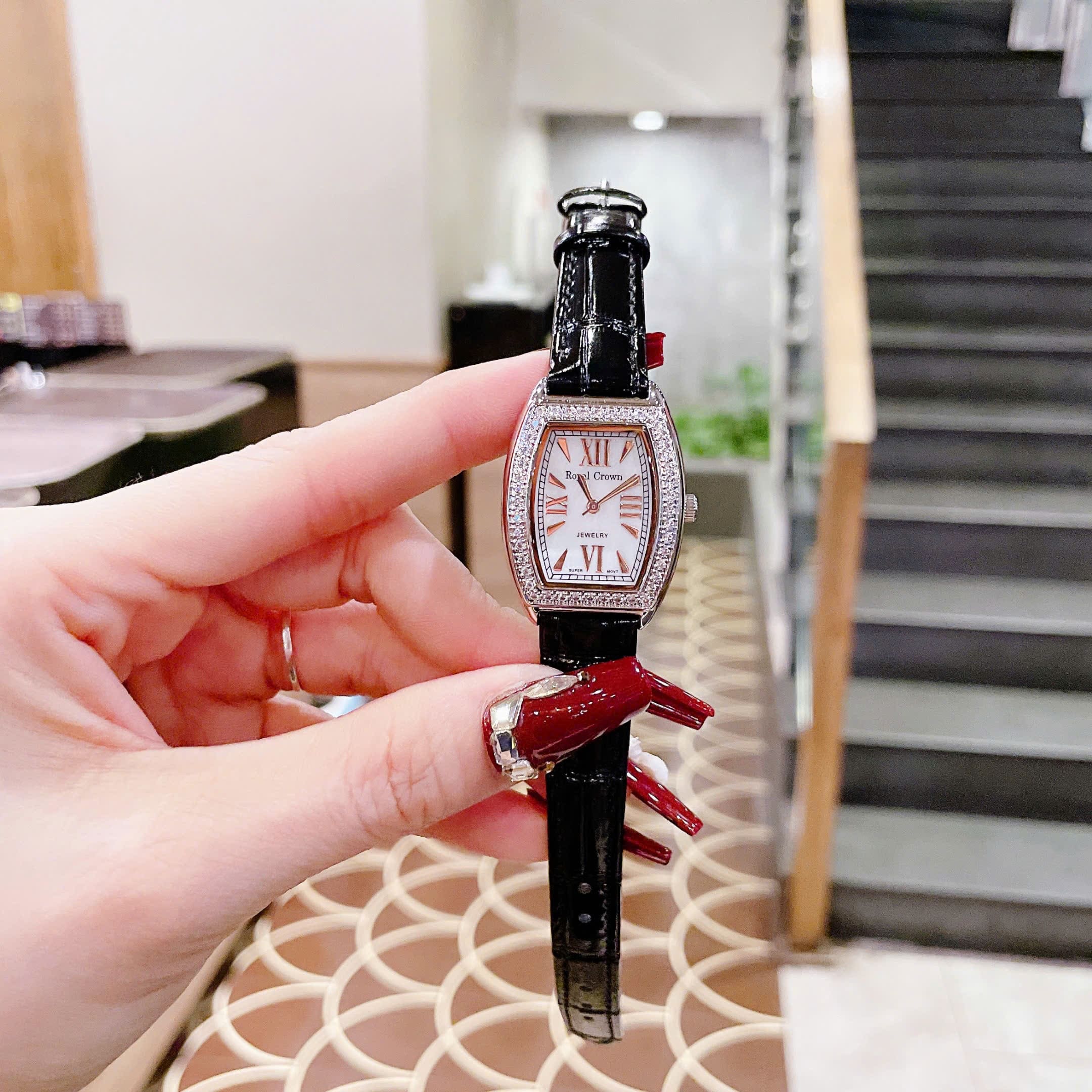 Đồng Hồ Royal Crown Mặt Oval |Nữ Giới |Đính Đá |Dây Da Đen |Máy Pin (Quartz) |Size 24x30mm |donghogiatot.vn