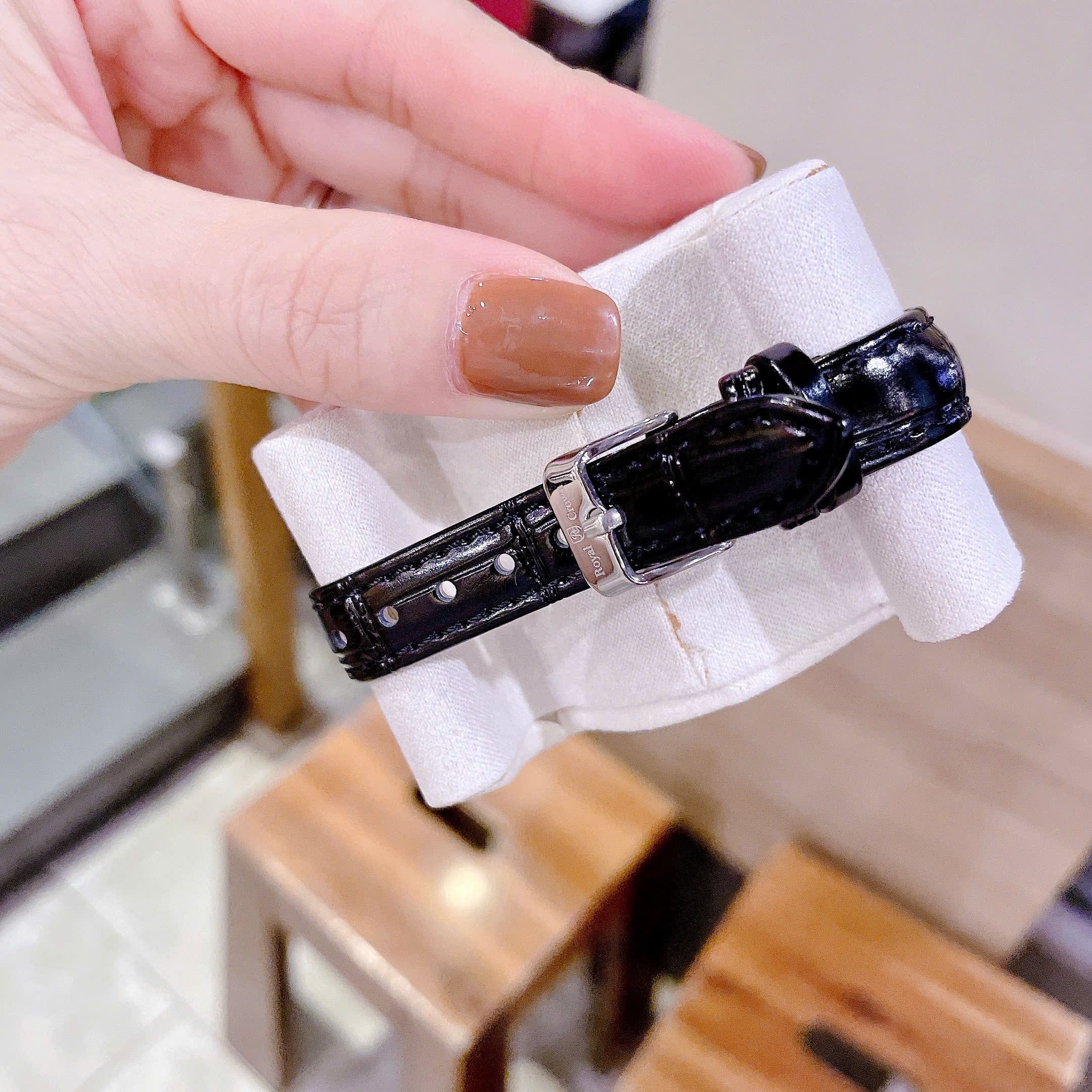 Đồng Hồ Royal Crown Mặt Oval |Nữ Giới |Đính Đá |Dây Da Đen |Máy Pin (Quartz) |Size 24x30mm |donghogiatot.vn